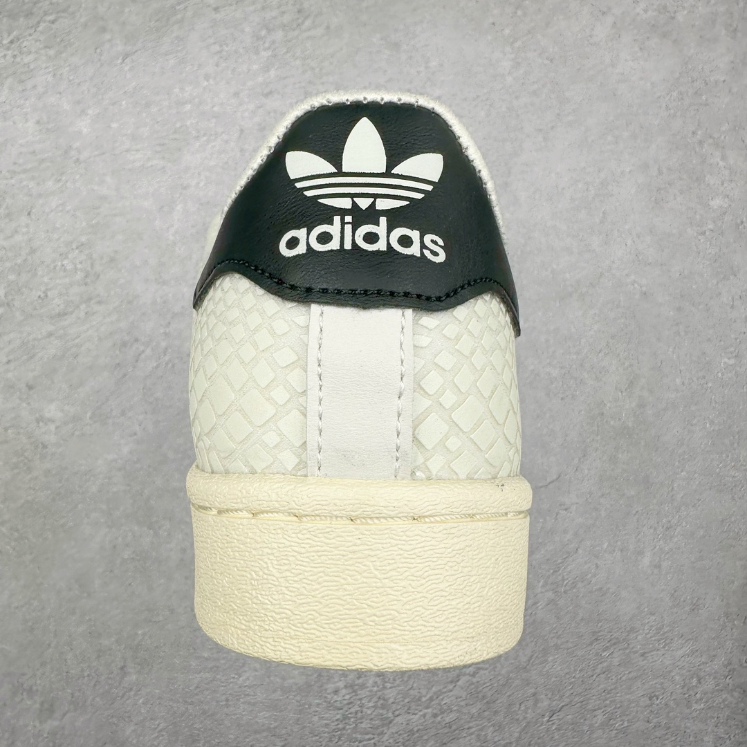 图片[8]-AD Originals Superstar 经典复古贝壳头板鞋 FY5253 诞生于1969年 是第一双将全皮面鞋 身与橡胶鞋头结合在一起的低帮篮球鞋 Superstar最开始 是作为高帮篮球鞋Pro Model的低帮版本而出现的 但因为其独特和醒目的橡胶鞋头造型而让大家熟知 被大家形象地称为\\\”shelltoe\\\”贝壳头 在70年代的美国职业篮球场上 接近3/4的NBA球员都将这双Superstar作为场上用鞋 80年代之后 经过不断的改良和发展 Superstar逐渐成为横跨时装、音乐、街头文化、休闲和运动等各大领域的时尚潮鞋 尺码：36 36.5 37 38 38.5 39 40 40.5 41 42 42.5 43 44 44.5 45-选品中心