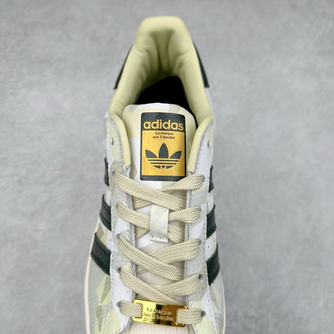 图片[5]-AD Originals Superstar 经典复古贝壳头板鞋 FY6014 诞生于1969年 是第一双将全皮面鞋 身与橡胶鞋头结合在一起的低帮篮球鞋 Superstar最开始 是作为高帮篮球鞋Pro Model的低帮版本而出现的 但因为其独特和醒目的橡胶鞋头造型而让大家熟知 被大家形象地称为\\\”shelltoe\\\”贝壳头 在70年代的美国职业篮球场上 接近3/4的NBA球员都将这双Superstar作为场上用鞋 80年代之后 经过不断的改良和发展 Superstar逐渐成为横跨时装、音乐、街头文化、休闲和运动等各大领域的时尚潮鞋 尺码：36 36.5 37 38 38.5 39 40 40.5 41 42 42.5 43 44 44.5 45-选品中心