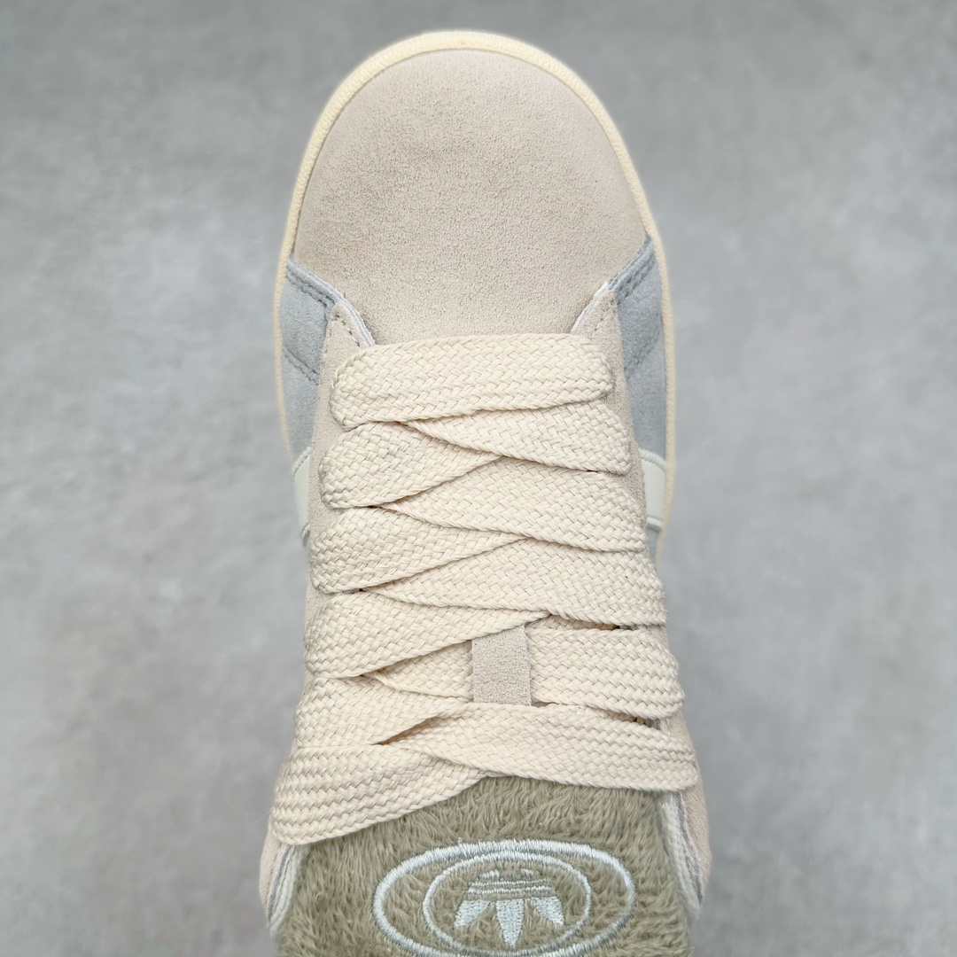 图片[4]-＃C版纯原 AD Originals Campus 00s 学院系列面包风经典复古低帮百搭休闲运动板鞋 JR8041 原鞋开发 正确版型 市面唯一全鞋采用原厂头层SD皮料 正确宽版鞋盒 清洁度完美 诠释最高工艺 这次 Originals 选择了以经典复古鞋型 Campus 为蓝本打造全新面包鞋 这款鞋型联名不断 冠希当年对它更是钟爱有加 论牌面丝毫不输贝壳头、Forum 等大热鞋型 这次 Campus 一改 80 年代的瘦长造型 鞋舌、鞋身、鞋底甚至细节都变大了 营造出千禧年前后流行的面包鞋宽大廓形 因此鞋名改为 Campus 00s 鞋身采用绒面皮料搭配白色常规皮革 质感上还是延续了经典 Campus 的设计 鞋舌填充更加饱满 让鞋款整体看起来更加圆润 搭配上这款浅蓝配色 「蓝胖子」造型真的很可爱 鞋舌还加入了与以往 Campus 不同的全新三叶草 Logo 令造型更具千禧气息 鞋带也采用了加宽的设计 如果你不喜欢 这次还附送了传统鞋带可以替换 鞋底采用了米黄做旧设计 凸显鞋款的复古年代感 除了清新可人的浅蓝配色 还有一款酷灰配色 造型更加硬朗复古 而且相比浅蓝配色更加耐脏 尺码：36 36⅔ 37⅓ 38 38⅔ 39⅓ 40 40⅔ 41⅓ 42 42⅔ 43⅓ 44 44 ⅓ 45-选品中心