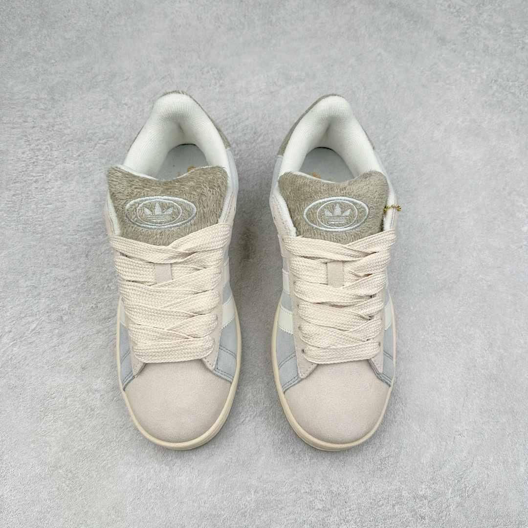 图片[2]-＃C版纯原 AD Originals Campus 00s 学院系列面包风经典复古低帮百搭休闲运动板鞋 JR8041 原鞋开发 正确版型 市面唯一全鞋采用原厂头层SD皮料 正确宽版鞋盒 清洁度完美 诠释最高工艺 这次 Originals 选择了以经典复古鞋型 Campus 为蓝本打造全新面包鞋 这款鞋型联名不断 冠希当年对它更是钟爱有加 论牌面丝毫不输贝壳头、Forum 等大热鞋型 这次 Campus 一改 80 年代的瘦长造型 鞋舌、鞋身、鞋底甚至细节都变大了 营造出千禧年前后流行的面包鞋宽大廓形 因此鞋名改为 Campus 00s 鞋身采用绒面皮料搭配白色常规皮革 质感上还是延续了经典 Campus 的设计 鞋舌填充更加饱满 让鞋款整体看起来更加圆润 搭配上这款浅蓝配色 「蓝胖子」造型真的很可爱 鞋舌还加入了与以往 Campus 不同的全新三叶草 Logo 令造型更具千禧气息 鞋带也采用了加宽的设计 如果你不喜欢 这次还附送了传统鞋带可以替换 鞋底采用了米黄做旧设计 凸显鞋款的复古年代感 除了清新可人的浅蓝配色 还有一款酷灰配色 造型更加硬朗复古 而且相比浅蓝配色更加耐脏 尺码：36 36⅔ 37⅓ 38 38⅔ 39⅓ 40 40⅔ 41⅓ 42 42⅔ 43⅓ 44 44 ⅓ 45-选品中心