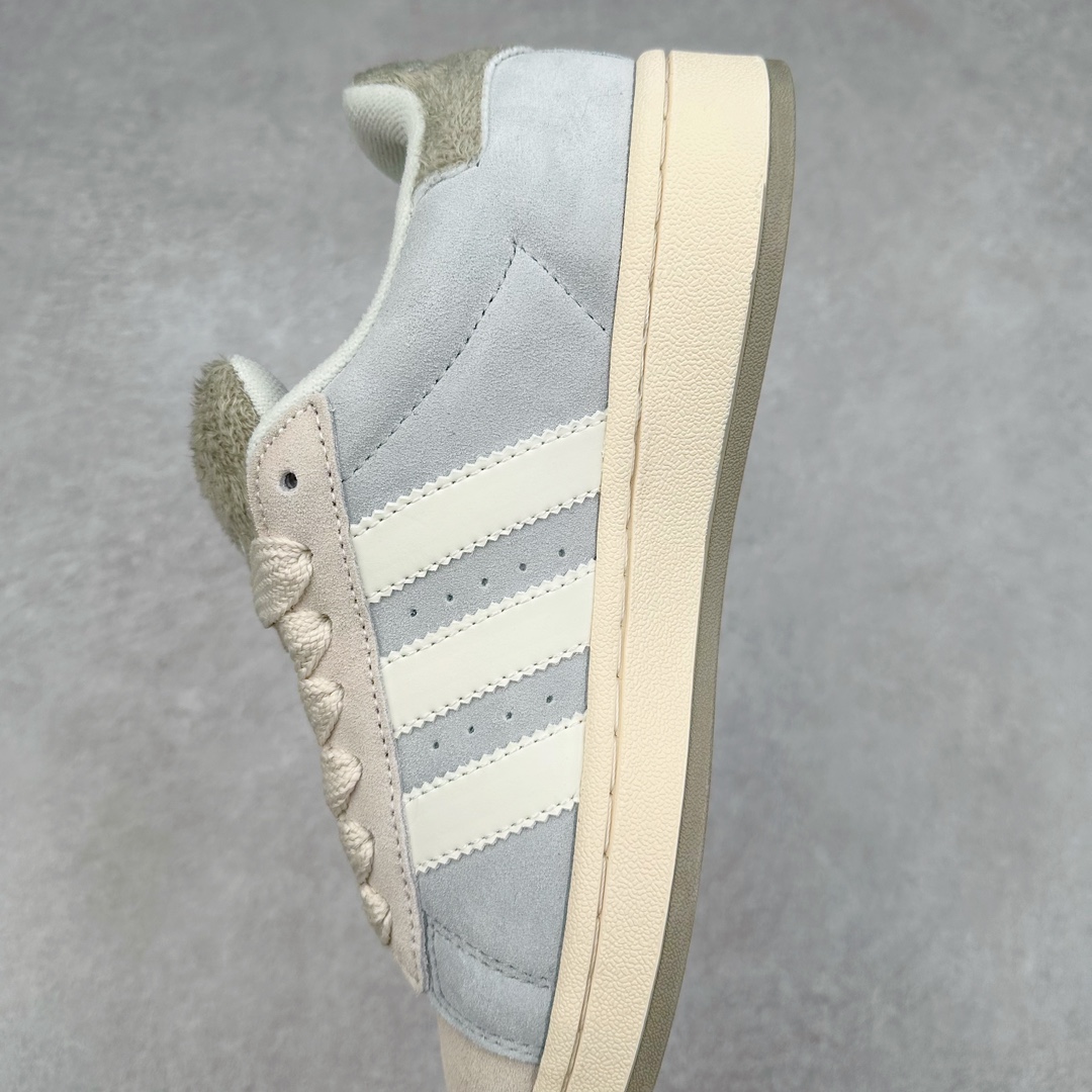 图片[7]-＃C版纯原 AD Originals Campus 00s 学院系列面包风经典复古低帮百搭休闲运动板鞋 JR8041 原鞋开发 正确版型 市面唯一全鞋采用原厂头层SD皮料 正确宽版鞋盒 清洁度完美 诠释最高工艺 这次 Originals 选择了以经典复古鞋型 Campus 为蓝本打造全新面包鞋 这款鞋型联名不断 冠希当年对它更是钟爱有加 论牌面丝毫不输贝壳头、Forum 等大热鞋型 这次 Campus 一改 80 年代的瘦长造型 鞋舌、鞋身、鞋底甚至细节都变大了 营造出千禧年前后流行的面包鞋宽大廓形 因此鞋名改为 Campus 00s 鞋身采用绒面皮料搭配白色常规皮革 质感上还是延续了经典 Campus 的设计 鞋舌填充更加饱满 让鞋款整体看起来更加圆润 搭配上这款浅蓝配色 「蓝胖子」造型真的很可爱 鞋舌还加入了与以往 Campus 不同的全新三叶草 Logo 令造型更具千禧气息 鞋带也采用了加宽的设计 如果你不喜欢 这次还附送了传统鞋带可以替换 鞋底采用了米黄做旧设计 凸显鞋款的复古年代感 除了清新可人的浅蓝配色 还有一款酷灰配色 造型更加硬朗复古 而且相比浅蓝配色更加耐脏 尺码：36 36⅔ 37⅓ 38 38⅔ 39⅓ 40 40⅔ 41⅓ 42 42⅔ 43⅓ 44 44 ⅓ 45-选品中心