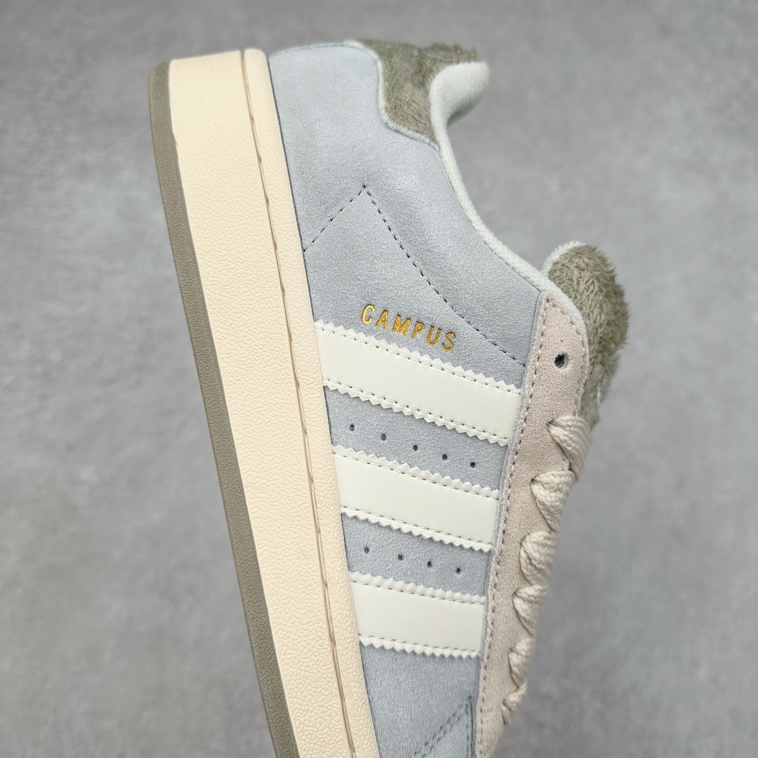 图片[6]-＃C版纯原 AD Originals Campus 00s 学院系列面包风经典复古低帮百搭休闲运动板鞋 JR8041 原鞋开发 正确版型 市面唯一全鞋采用原厂头层SD皮料 正确宽版鞋盒 清洁度完美 诠释最高工艺 这次 Originals 选择了以经典复古鞋型 Campus 为蓝本打造全新面包鞋 这款鞋型联名不断 冠希当年对它更是钟爱有加 论牌面丝毫不输贝壳头、Forum 等大热鞋型 这次 Campus 一改 80 年代的瘦长造型 鞋舌、鞋身、鞋底甚至细节都变大了 营造出千禧年前后流行的面包鞋宽大廓形 因此鞋名改为 Campus 00s 鞋身采用绒面皮料搭配白色常规皮革 质感上还是延续了经典 Campus 的设计 鞋舌填充更加饱满 让鞋款整体看起来更加圆润 搭配上这款浅蓝配色 「蓝胖子」造型真的很可爱 鞋舌还加入了与以往 Campus 不同的全新三叶草 Logo 令造型更具千禧气息 鞋带也采用了加宽的设计 如果你不喜欢 这次还附送了传统鞋带可以替换 鞋底采用了米黄做旧设计 凸显鞋款的复古年代感 除了清新可人的浅蓝配色 还有一款酷灰配色 造型更加硬朗复古 而且相比浅蓝配色更加耐脏 尺码：36 36⅔ 37⅓ 38 38⅔ 39⅓ 40 40⅔ 41⅓ 42 42⅔ 43⅓ 44 44 ⅓ 45-选品中心