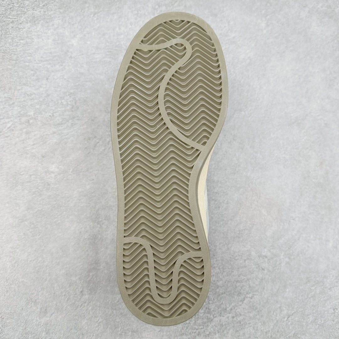 图片[9]-＃C版纯原 AD Originals Campus 00s 学院系列面包风经典复古低帮百搭休闲运动板鞋 JR8041 原鞋开发 正确版型 市面唯一全鞋采用原厂头层SD皮料 正确宽版鞋盒 清洁度完美 诠释最高工艺 这次 Originals 选择了以经典复古鞋型 Campus 为蓝本打造全新面包鞋 这款鞋型联名不断 冠希当年对它更是钟爱有加 论牌面丝毫不输贝壳头、Forum 等大热鞋型 这次 Campus 一改 80 年代的瘦长造型 鞋舌、鞋身、鞋底甚至细节都变大了 营造出千禧年前后流行的面包鞋宽大廓形 因此鞋名改为 Campus 00s 鞋身采用绒面皮料搭配白色常规皮革 质感上还是延续了经典 Campus 的设计 鞋舌填充更加饱满 让鞋款整体看起来更加圆润 搭配上这款浅蓝配色 「蓝胖子」造型真的很可爱 鞋舌还加入了与以往 Campus 不同的全新三叶草 Logo 令造型更具千禧气息 鞋带也采用了加宽的设计 如果你不喜欢 这次还附送了传统鞋带可以替换 鞋底采用了米黄做旧设计 凸显鞋款的复古年代感 除了清新可人的浅蓝配色 还有一款酷灰配色 造型更加硬朗复古 而且相比浅蓝配色更加耐脏 尺码：36 36⅔ 37⅓ 38 38⅔ 39⅓ 40 40⅔ 41⅓ 42 42⅔ 43⅓ 44 44 ⅓ 45-选品中心