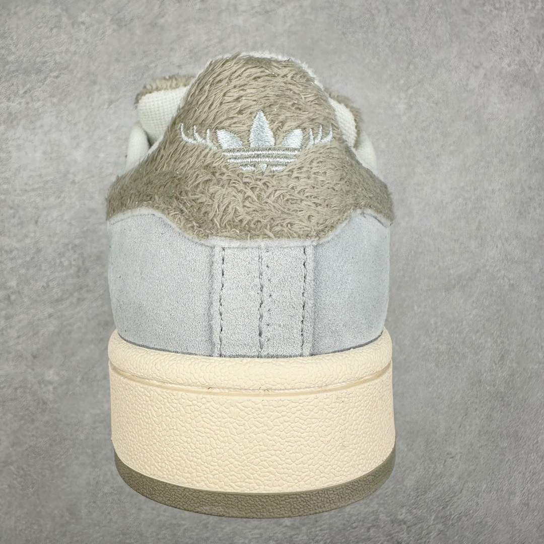 图片[8]-＃C版纯原 AD Originals Campus 00s 学院系列面包风经典复古低帮百搭休闲运动板鞋 JR8041 原鞋开发 正确版型 市面唯一全鞋采用原厂头层SD皮料 正确宽版鞋盒 清洁度完美 诠释最高工艺 这次 Originals 选择了以经典复古鞋型 Campus 为蓝本打造全新面包鞋 这款鞋型联名不断 冠希当年对它更是钟爱有加 论牌面丝毫不输贝壳头、Forum 等大热鞋型 这次 Campus 一改 80 年代的瘦长造型 鞋舌、鞋身、鞋底甚至细节都变大了 营造出千禧年前后流行的面包鞋宽大廓形 因此鞋名改为 Campus 00s 鞋身采用绒面皮料搭配白色常规皮革 质感上还是延续了经典 Campus 的设计 鞋舌填充更加饱满 让鞋款整体看起来更加圆润 搭配上这款浅蓝配色 「蓝胖子」造型真的很可爱 鞋舌还加入了与以往 Campus 不同的全新三叶草 Logo 令造型更具千禧气息 鞋带也采用了加宽的设计 如果你不喜欢 这次还附送了传统鞋带可以替换 鞋底采用了米黄做旧设计 凸显鞋款的复古年代感 除了清新可人的浅蓝配色 还有一款酷灰配色 造型更加硬朗复古 而且相比浅蓝配色更加耐脏 尺码：36 36⅔ 37⅓ 38 38⅔ 39⅓ 40 40⅔ 41⅓ 42 42⅔ 43⅓ 44 44 ⅓ 45-选品中心