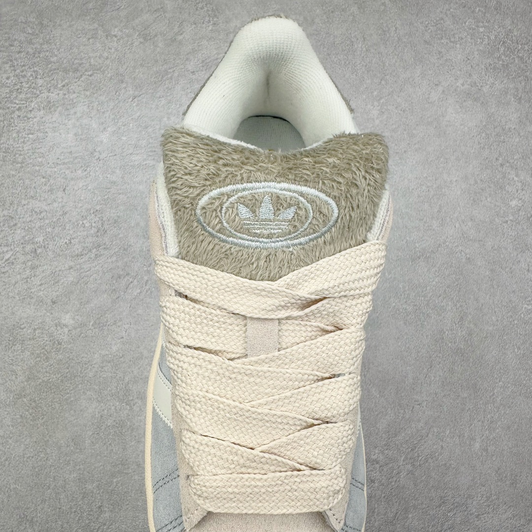 图片[5]-＃C版纯原 AD Originals Campus 00s 学院系列面包风经典复古低帮百搭休闲运动板鞋 JR8041 原鞋开发 正确版型 市面唯一全鞋采用原厂头层SD皮料 正确宽版鞋盒 清洁度完美 诠释最高工艺 这次 Originals 选择了以经典复古鞋型 Campus 为蓝本打造全新面包鞋 这款鞋型联名不断 冠希当年对它更是钟爱有加 论牌面丝毫不输贝壳头、Forum 等大热鞋型 这次 Campus 一改 80 年代的瘦长造型 鞋舌、鞋身、鞋底甚至细节都变大了 营造出千禧年前后流行的面包鞋宽大廓形 因此鞋名改为 Campus 00s 鞋身采用绒面皮料搭配白色常规皮革 质感上还是延续了经典 Campus 的设计 鞋舌填充更加饱满 让鞋款整体看起来更加圆润 搭配上这款浅蓝配色 「蓝胖子」造型真的很可爱 鞋舌还加入了与以往 Campus 不同的全新三叶草 Logo 令造型更具千禧气息 鞋带也采用了加宽的设计 如果你不喜欢 这次还附送了传统鞋带可以替换 鞋底采用了米黄做旧设计 凸显鞋款的复古年代感 除了清新可人的浅蓝配色 还有一款酷灰配色 造型更加硬朗复古 而且相比浅蓝配色更加耐脏 尺码：36 36⅔ 37⅓ 38 38⅔ 39⅓ 40 40⅔ 41⅓ 42 42⅔ 43⅓ 44 44 ⅓ 45-选品中心