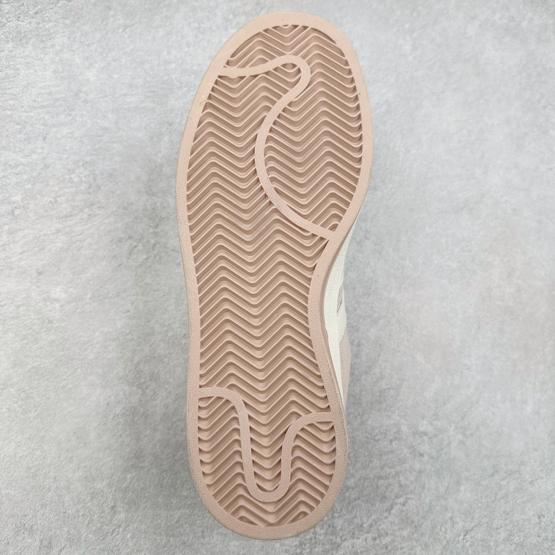 图片[9]-＃C版纯原 AD Originals Campus 00s 学院系列面包风经典复古低帮百搭休闲运动板鞋 JR8042 原鞋开发 正确版型 市面唯一全鞋采用原厂头层SD皮料 正确宽版鞋盒 清洁度完美 诠释最高工艺 这次 Originals 选择了以经典复古鞋型 Campus 为蓝本打造全新面包鞋 这款鞋型联名不断 冠希当年对它更是钟爱有加 论牌面丝毫不输贝壳头、Forum 等大热鞋型 这次 Campus 一改 80 年代的瘦长造型 鞋舌、鞋身、鞋底甚至细节都变大了 营造出千禧年前后流行的面包鞋宽大廓形 因此鞋名改为 Campus 00s 鞋身采用绒面皮料搭配白色常规皮革 质感上还是延续了经典 Campus 的设计 鞋舌填充更加饱满 让鞋款整体看起来更加圆润 搭配上这款浅蓝配色 「蓝胖子」造型真的很可爱 鞋舌还加入了与以往 Campus 不同的全新三叶草 Logo 令造型更具千禧气息 鞋带也采用了加宽的设计 如果你不喜欢 这次还附送了传统鞋带可以替换 鞋底采用了米黄做旧设计 凸显鞋款的复古年代感 除了清新可人的浅蓝配色 还有一款酷灰配色 造型更加硬朗复古 而且相比浅蓝配色更加耐脏 尺码：36 36⅔ 37⅓ 38 38⅔ 39⅓ 40 40⅔ 41⅓ 42 42⅔ 43⅓ 44 44 ⅓ 45-选品中心