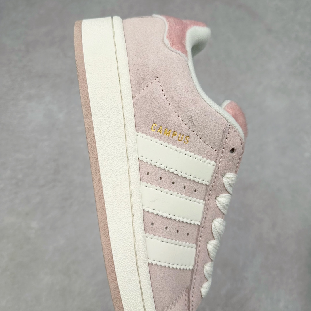 图片[5]-＃C版纯原 AD Originals Campus 00s 学院系列面包风经典复古低帮百搭休闲运动板鞋 JR8042 原鞋开发 正确版型 市面唯一全鞋采用原厂头层SD皮料 正确宽版鞋盒 清洁度完美 诠释最高工艺 这次 Originals 选择了以经典复古鞋型 Campus 为蓝本打造全新面包鞋 这款鞋型联名不断 冠希当年对它更是钟爱有加 论牌面丝毫不输贝壳头、Forum 等大热鞋型 这次 Campus 一改 80 年代的瘦长造型 鞋舌、鞋身、鞋底甚至细节都变大了 营造出千禧年前后流行的面包鞋宽大廓形 因此鞋名改为 Campus 00s 鞋身采用绒面皮料搭配白色常规皮革 质感上还是延续了经典 Campus 的设计 鞋舌填充更加饱满 让鞋款整体看起来更加圆润 搭配上这款浅蓝配色 「蓝胖子」造型真的很可爱 鞋舌还加入了与以往 Campus 不同的全新三叶草 Logo 令造型更具千禧气息 鞋带也采用了加宽的设计 如果你不喜欢 这次还附送了传统鞋带可以替换 鞋底采用了米黄做旧设计 凸显鞋款的复古年代感 除了清新可人的浅蓝配色 还有一款酷灰配色 造型更加硬朗复古 而且相比浅蓝配色更加耐脏 尺码：36 36⅔ 37⅓ 38 38⅔ 39⅓ 40 40⅔ 41⅓ 42 42⅔ 43⅓ 44 44 ⅓ 45-选品中心