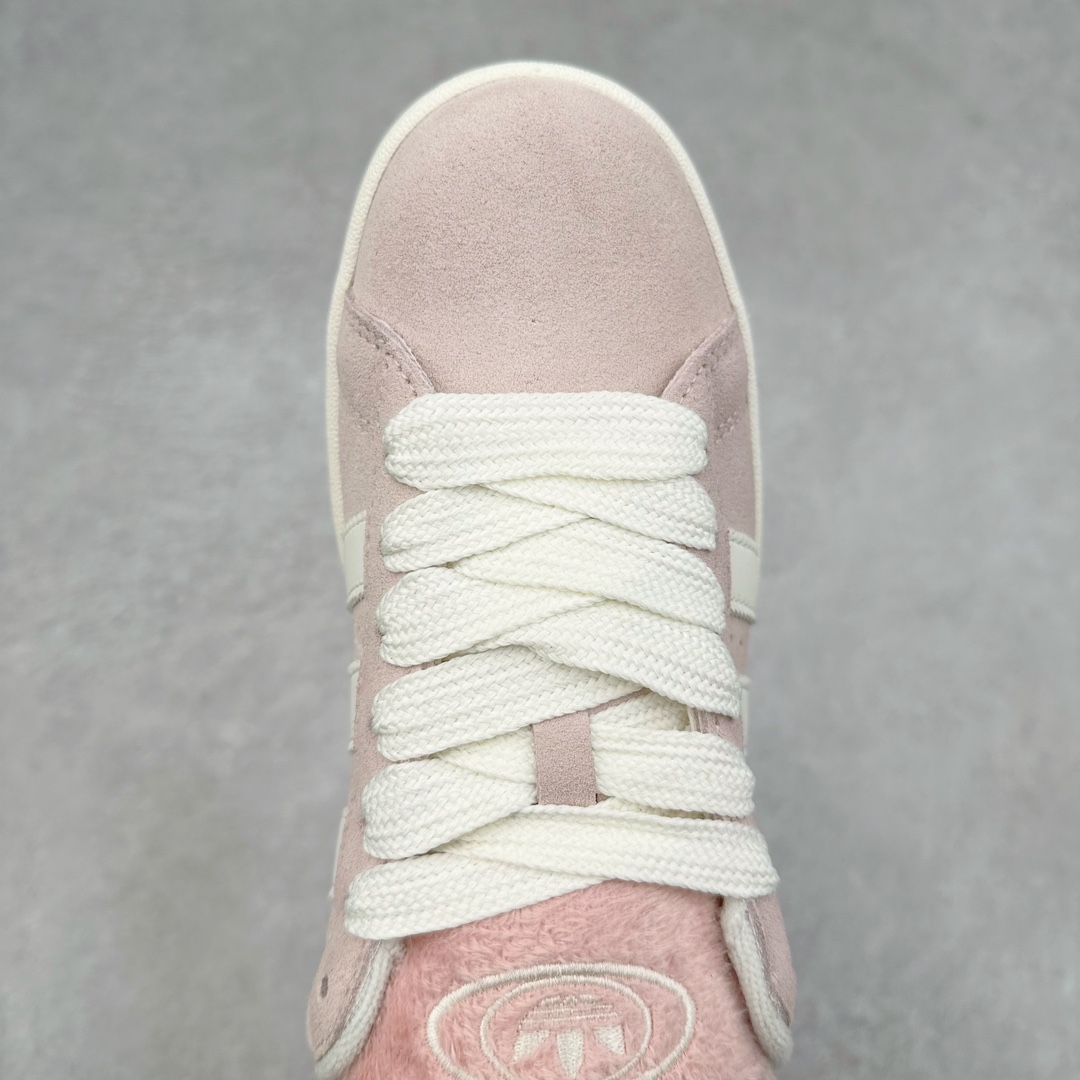 图片[4]-＃C版纯原 AD Originals Campus 00s 学院系列面包风经典复古低帮百搭休闲运动板鞋 JR8042 原鞋开发 正确版型 市面唯一全鞋采用原厂头层SD皮料 正确宽版鞋盒 清洁度完美 诠释最高工艺 这次 Originals 选择了以经典复古鞋型 Campus 为蓝本打造全新面包鞋 这款鞋型联名不断 冠希当年对它更是钟爱有加 论牌面丝毫不输贝壳头、Forum 等大热鞋型 这次 Campus 一改 80 年代的瘦长造型 鞋舌、鞋身、鞋底甚至细节都变大了 营造出千禧年前后流行的面包鞋宽大廓形 因此鞋名改为 Campus 00s 鞋身采用绒面皮料搭配白色常规皮革 质感上还是延续了经典 Campus 的设计 鞋舌填充更加饱满 让鞋款整体看起来更加圆润 搭配上这款浅蓝配色 「蓝胖子」造型真的很可爱 鞋舌还加入了与以往 Campus 不同的全新三叶草 Logo 令造型更具千禧气息 鞋带也采用了加宽的设计 如果你不喜欢 这次还附送了传统鞋带可以替换 鞋底采用了米黄做旧设计 凸显鞋款的复古年代感 除了清新可人的浅蓝配色 还有一款酷灰配色 造型更加硬朗复古 而且相比浅蓝配色更加耐脏 尺码：36 36⅔ 37⅓ 38 38⅔ 39⅓ 40 40⅔ 41⅓ 42 42⅔ 43⅓ 44 44 ⅓ 45-选品中心