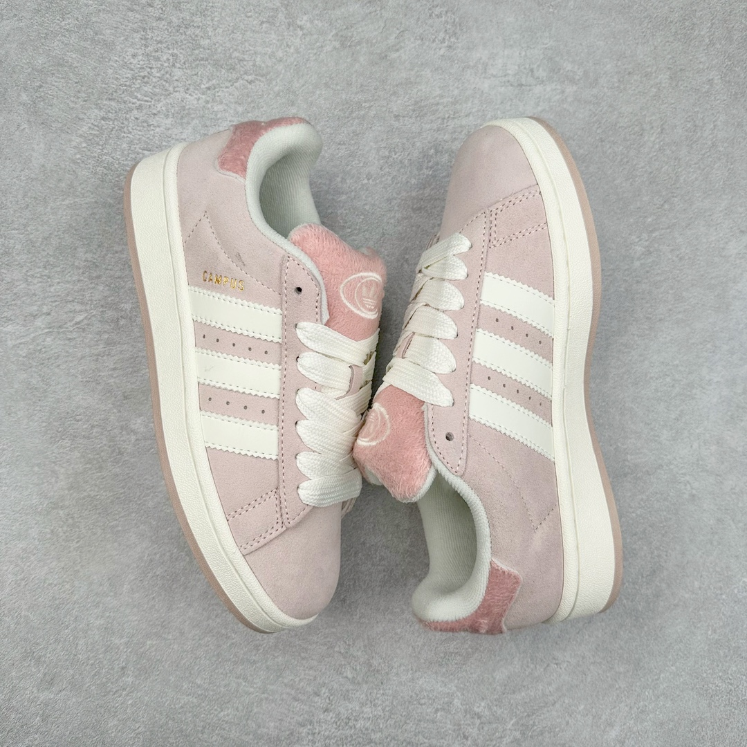 图片[3]-＃C版纯原 AD Originals Campus 00s 学院系列面包风经典复古低帮百搭休闲运动板鞋 JR8042 原鞋开发 正确版型 市面唯一全鞋采用原厂头层SD皮料 正确宽版鞋盒 清洁度完美 诠释最高工艺 这次 Originals 选择了以经典复古鞋型 Campus 为蓝本打造全新面包鞋 这款鞋型联名不断 冠希当年对它更是钟爱有加 论牌面丝毫不输贝壳头、Forum 等大热鞋型 这次 Campus 一改 80 年代的瘦长造型 鞋舌、鞋身、鞋底甚至细节都变大了 营造出千禧年前后流行的面包鞋宽大廓形 因此鞋名改为 Campus 00s 鞋身采用绒面皮料搭配白色常规皮革 质感上还是延续了经典 Campus 的设计 鞋舌填充更加饱满 让鞋款整体看起来更加圆润 搭配上这款浅蓝配色 「蓝胖子」造型真的很可爱 鞋舌还加入了与以往 Campus 不同的全新三叶草 Logo 令造型更具千禧气息 鞋带也采用了加宽的设计 如果你不喜欢 这次还附送了传统鞋带可以替换 鞋底采用了米黄做旧设计 凸显鞋款的复古年代感 除了清新可人的浅蓝配色 还有一款酷灰配色 造型更加硬朗复古 而且相比浅蓝配色更加耐脏 尺码：36 36⅔ 37⅓ 38 38⅔ 39⅓ 40 40⅔ 41⅓ 42 42⅔ 43⅓ 44 44 ⅓ 45-选品中心