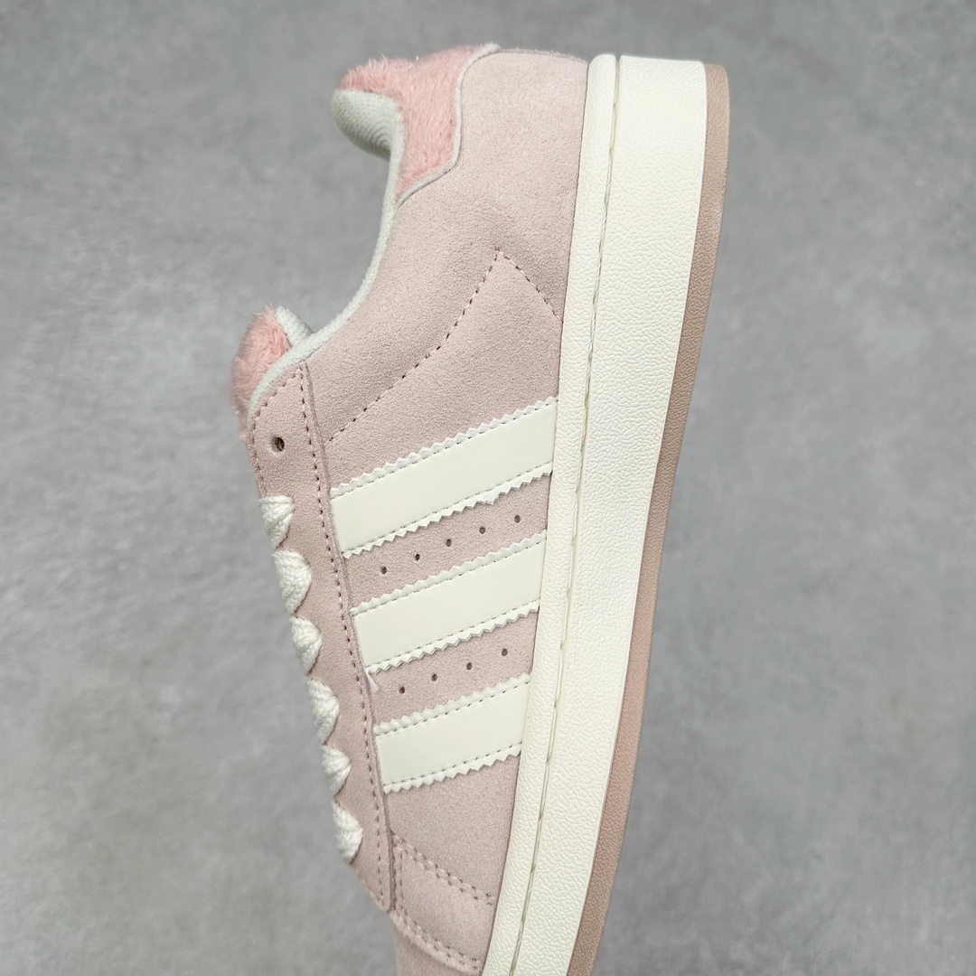 图片[7]-＃C版纯原 AD Originals Campus 00s 学院系列面包风经典复古低帮百搭休闲运动板鞋 JR8042 原鞋开发 正确版型 市面唯一全鞋采用原厂头层SD皮料 正确宽版鞋盒 清洁度完美 诠释最高工艺 这次 Originals 选择了以经典复古鞋型 Campus 为蓝本打造全新面包鞋 这款鞋型联名不断 冠希当年对它更是钟爱有加 论牌面丝毫不输贝壳头、Forum 等大热鞋型 这次 Campus 一改 80 年代的瘦长造型 鞋舌、鞋身、鞋底甚至细节都变大了 营造出千禧年前后流行的面包鞋宽大廓形 因此鞋名改为 Campus 00s 鞋身采用绒面皮料搭配白色常规皮革 质感上还是延续了经典 Campus 的设计 鞋舌填充更加饱满 让鞋款整体看起来更加圆润 搭配上这款浅蓝配色 「蓝胖子」造型真的很可爱 鞋舌还加入了与以往 Campus 不同的全新三叶草 Logo 令造型更具千禧气息 鞋带也采用了加宽的设计 如果你不喜欢 这次还附送了传统鞋带可以替换 鞋底采用了米黄做旧设计 凸显鞋款的复古年代感 除了清新可人的浅蓝配色 还有一款酷灰配色 造型更加硬朗复古 而且相比浅蓝配色更加耐脏 尺码：36 36⅔ 37⅓ 38 38⅔ 39⅓ 40 40⅔ 41⅓ 42 42⅔ 43⅓ 44 44 ⅓ 45-选品中心