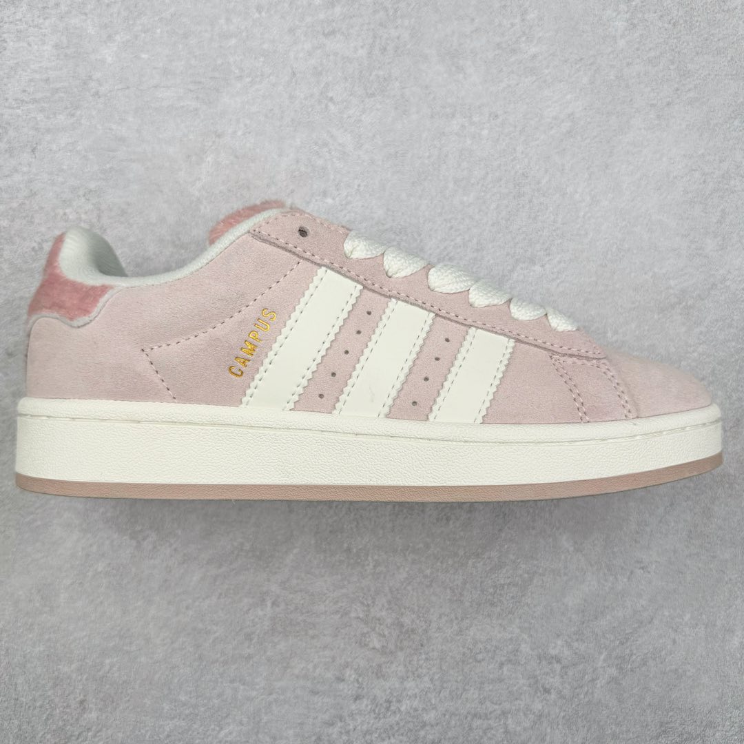 ＃C版纯原 AD Originals Campus 00s 学院系列面包风经典复古低帮百搭休闲运动板鞋 JR8042 原鞋开发 正确版型 市面唯一全鞋采用原厂头层SD皮料 正确宽版鞋盒 清洁度完美 诠释最高工艺 这次 Originals 选择了以经典复古鞋型 Campus 为蓝本打造全新面包鞋 这款鞋型联名不断 冠希当年对它更是钟爱有加 论牌面丝毫不输贝壳头、Forum 等大热鞋型 这次 Campus 一改 80 年代的瘦长造型 鞋舌、鞋身、鞋底甚至细节都变大了 营造出千禧年前后流行的面包鞋宽大廓形 因此鞋名改为 Campus 00s 鞋身采用绒面皮料搭配白色常规皮革 质感上还是延续了经典 Campus 的设计 鞋舌填充更加饱满 让鞋款整体看起来更加圆润 搭配上这款浅蓝配色 「蓝胖子」造型真的很可爱 鞋舌还加入了与以往 Campus 不同的全新三叶草 Logo 令造型更具千禧气息 鞋带也采用了加宽的设计 如果你不喜欢 这次还附送了传统鞋带可以替换 鞋底采用了米黄做旧设计 凸显鞋款的复古年代感 除了清新可人的浅蓝配色 还有一款酷灰配色 造型更加硬朗复古 而且相比浅蓝配色更加耐脏 尺码：36 36⅔ 37⅓ 38 38⅔ 39⅓ 40 40⅔ 41⅓ 42 42⅔ 43⅓ 44 44 ⅓ 45-选品中心