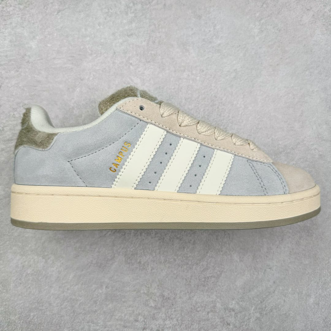 ＃C版纯原 AD Originals Campus 00s 学院系列面包风经典复古低帮百搭休闲运动板鞋 JR8041 原鞋开发 正确版型 市面唯一全鞋采用原厂头层SD皮料 正确宽版鞋盒 清洁度完美 诠释最高工艺 这次 Originals 选择了以经典复古鞋型 Campus 为蓝本打造全新面包鞋 这款鞋型联名不断 冠希当年对它更是钟爱有加 论牌面丝毫不输贝壳头、Forum 等大热鞋型 这次 Campus 一改 80 年代的瘦长造型 鞋舌、鞋身、鞋底甚至细节都变大了 营造出千禧年前后流行的面包鞋宽大廓形 因此鞋名改为 Campus 00s 鞋身采用绒面皮料搭配白色常规皮革 质感上还是延续了经典 Campus 的设计 鞋舌填充更加饱满 让鞋款整体看起来更加圆润 搭配上这款浅蓝配色 「蓝胖子」造型真的很可爱 鞋舌还加入了与以往 Campus 不同的全新三叶草 Logo 令造型更具千禧气息 鞋带也采用了加宽的设计 如果你不喜欢 这次还附送了传统鞋带可以替换 鞋底采用了米黄做旧设计 凸显鞋款的复古年代感 除了清新可人的浅蓝配色 还有一款酷灰配色 造型更加硬朗复古 而且相比浅蓝配色更加耐脏 尺码：36 36⅔ 37⅓ 38 38⅔ 39⅓ 40 40⅔ 41⅓ 42 42⅔ 43⅓ 44 44 ⅓ 45-选品中心