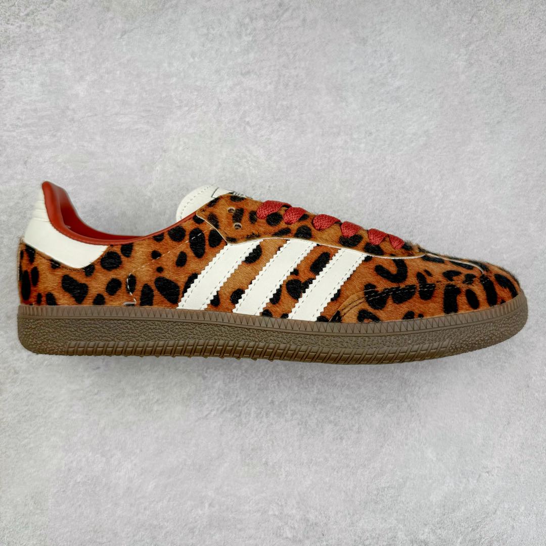 AD Original Samba OG 复古经典轻便板鞋 JI2735 这款桑巴鞋展示了高质量的工艺 带有装饰的超锁缝制和无缝的手感 柔软、柔软的皮革造型和标志性的3条纹完成了精致的外观 正规合身鞋带 鞋面上有绒面鞋垫 橡胶鞋底 享受正畸套筒软感 自50年代首次亮相以来就一直在赢得粉丝的青睐 尺码：36 36.5 37.5 38 38.5 39 40 40.5 41 42 42.5 43 44 44.5 45-选品中心