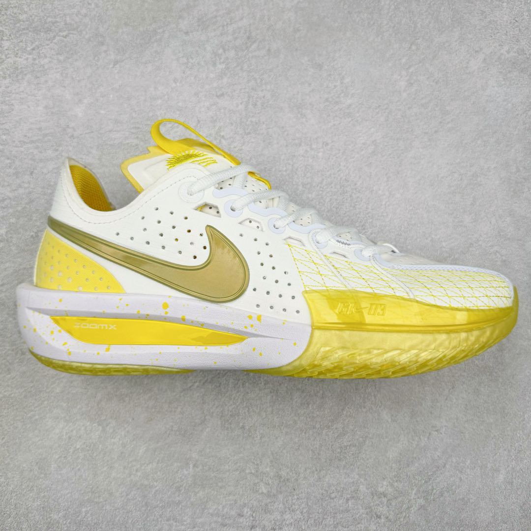 NK G.T. Cut 3.0 EP GT3代实战篮球鞋 FZ1523-100 该鞋款采用出众回弹设计 为切入、转向和移步篮筐提供出色的能量回馈 回弹性能带来弹力充沛的迈步体验 助你爆发疾速 全掌型 ZoomX 泡绵 缔造弹力出众的轻盈迈步体验 助你在比赛升温时能够急速快攻 驰骋全场 鞋面绳线与鞋带相结合 有助稳固前足 后跟搭配加垫鞋口 为脚踝营造舒适稳固感受 全掌型 ZoomX 泡绵 能够带来出众的能量回馈 前足外侧采用精巧塑料覆面 在瞬间爆发时提供稳固脚感 尺码：39 40 40.5 41 42 42.5 43 44 44.5 45 46-选品中心