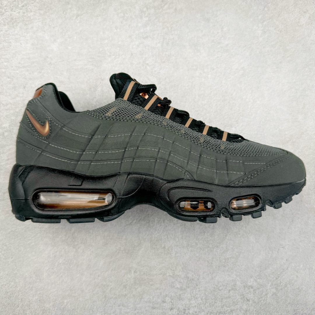 ＃MX版 NK Air Max 95 复古减震气垫跑鞋 经典重温 HQ6457-001 外单专供大厂出品 品质稳定 一百余色 终端操作 鞋款设计灵感源于人体构造 中底设计基于人体的脊柱构造 是整体设计的核心 尼龙孔眼代表了肋骨 而分层式面板和网眼象征着肌肉纤维和肉体组织 Air Max 95采用了两个独立的吹塑成型的Air-Sole单元 并首次在前掌使用可视化气垫设计 Swoosh logo夜当作一个 点符号放在了鞋子的后帮位置 20年的发展让 AIR MAX 95有了不同的故事 20年后再度面向世人的时候 焕然一新的面貌 让人有了另外一种清新脱俗的感觉 尺码：39 40 40.5 41 42 42.5 43 44 44.5 45 46 47.5 48-选品中心