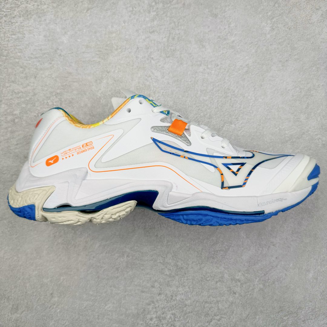 Mizuno Wave Lightning Z8 美津浓舒适百搭减震防滑低帮训练鞋 男女同款 美津浓（Mizuno），是日本美津浓株式会社于1906年创立的运动品牌，经过一个多世纪的不断努力现已成为世界著名的运动器具、服装和鞋类生产商。美津浓力求服务于各类运动项目，并竭力使运动生活更加愉快和振奋。产品种类齐全，覆盖几乎全部主要运动项目，达到30万多个品类。尺码：36 36.5 37.5 38 38.5 39 40 40.5 41 42 42.5 43 44 44.5 45-选品中心