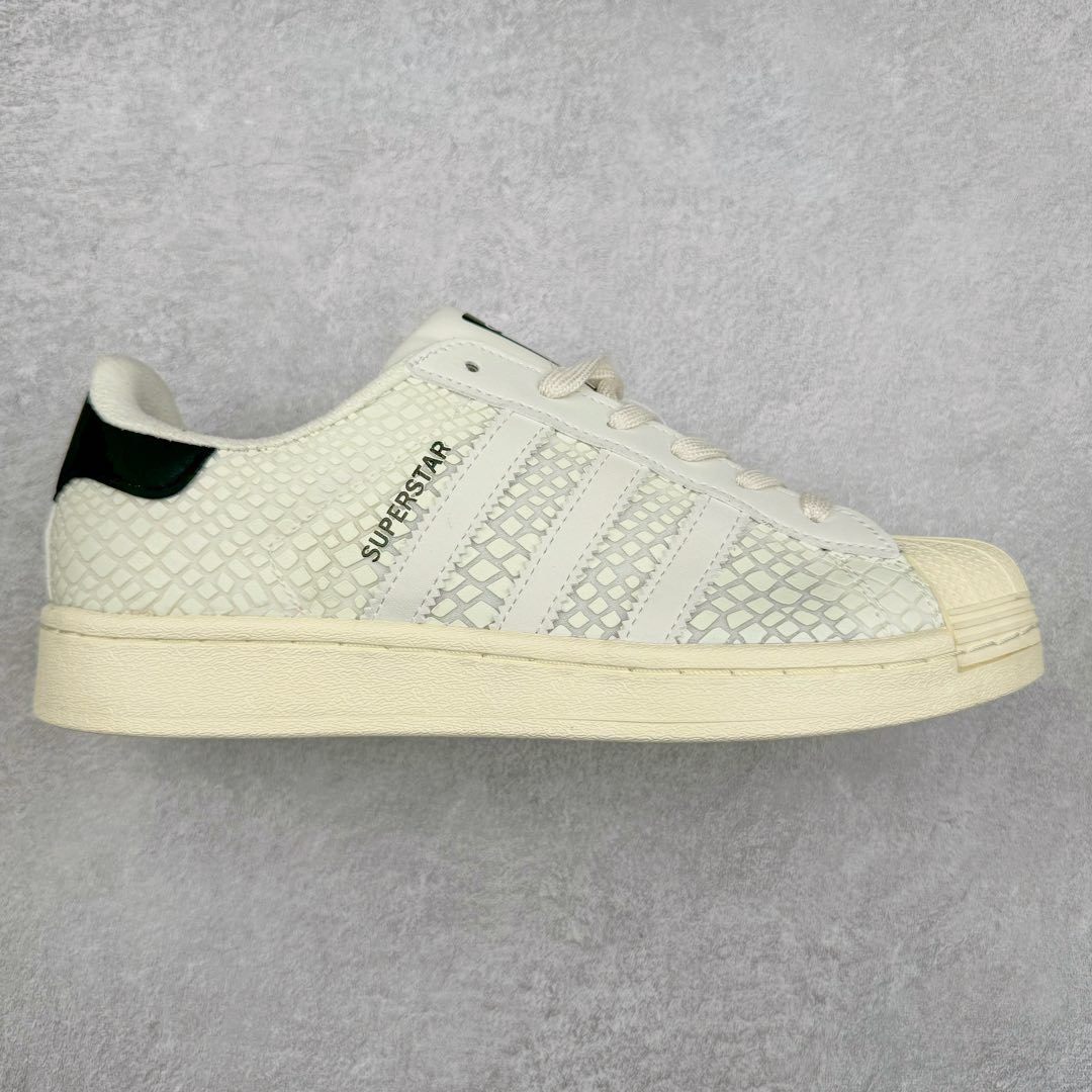 AD Originals Superstar 经典复古贝壳头板鞋 FY5253 诞生于1969年 是第一双将全皮面鞋 身与橡胶鞋头结合在一起的低帮篮球鞋 Superstar最开始 是作为高帮篮球鞋Pro Model的低帮版本而出现的 但因为其独特和醒目的橡胶鞋头造型而让大家熟知 被大家形象地称为\\\