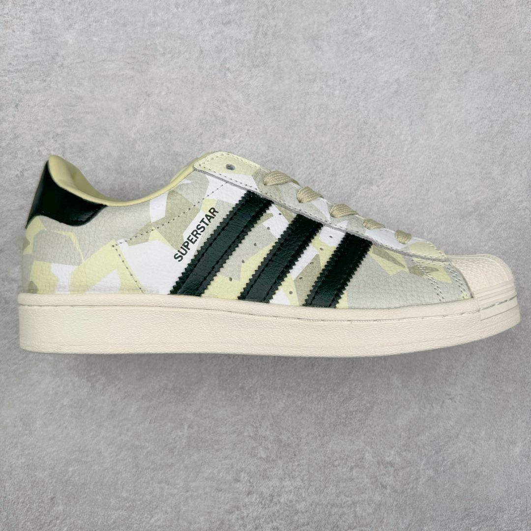 AD Originals Superstar 经典复古贝壳头板鞋 FY6014 诞生于1969年 是第一双将全皮面鞋 身与橡胶鞋头结合在一起的低帮篮球鞋 Superstar最开始 是作为高帮篮球鞋Pro Model的低帮版本而出现的 但因为其独特和醒目的橡胶鞋头造型而让大家熟知 被大家形象地称为\\\