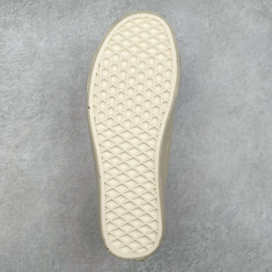 图片[9]-NEIGHBORHOOD® x OTW by Vans OLD联名款 NEIGHBORHOOD® 再度携手 OTW by Vans OLD 发布全新鞋款。OLD SKOOL 36 鞋款为基础，鞋面采用奢华的绒面革面料，鞋头上印有 FILTH 和 FURY 字样，并在在中底侧壁和后鞋跟处分别印有，CRAFT WITH PRIDE TOKYO EST 1994 及 NEIGHBORHOOD CRAFT With PRIDE 字样，整体保持简约高级质感并释出黑色和桦木色调。 尺码：35-44（36.5 38.5 40.5 42.5）-选品中心