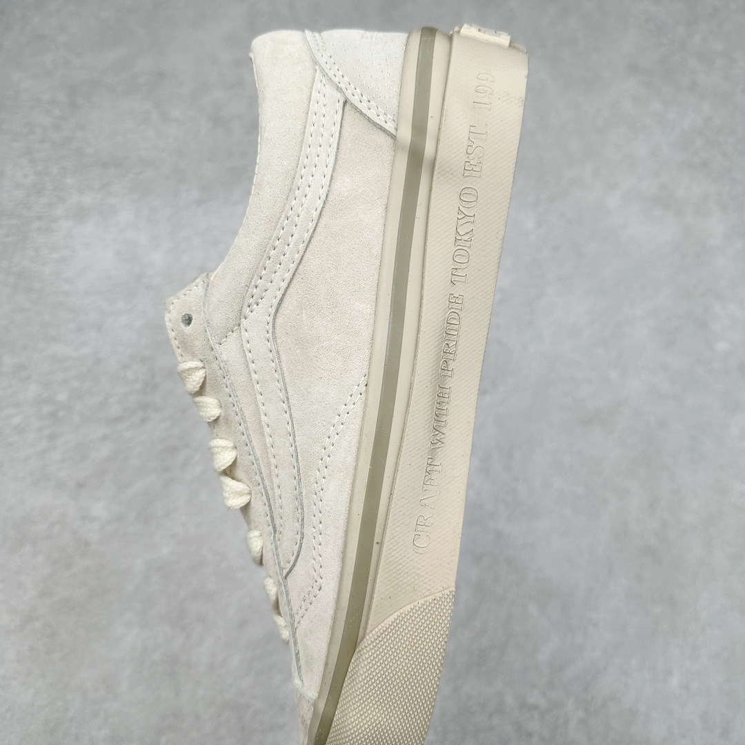 图片[7]-NEIGHBORHOOD® x OTW by Vans OLD联名款 NEIGHBORHOOD® 再度携手 OTW by Vans OLD 发布全新鞋款。OLD SKOOL 36 鞋款为基础，鞋面采用奢华的绒面革面料，鞋头上印有 FILTH 和 FURY 字样，并在在中底侧壁和后鞋跟处分别印有，CRAFT WITH PRIDE TOKYO EST 1994 及 NEIGHBORHOOD CRAFT With PRIDE 字样，整体保持简约高级质感并释出黑色和桦木色调。 尺码：35-44（36.5 38.5 40.5 42.5）-选品中心