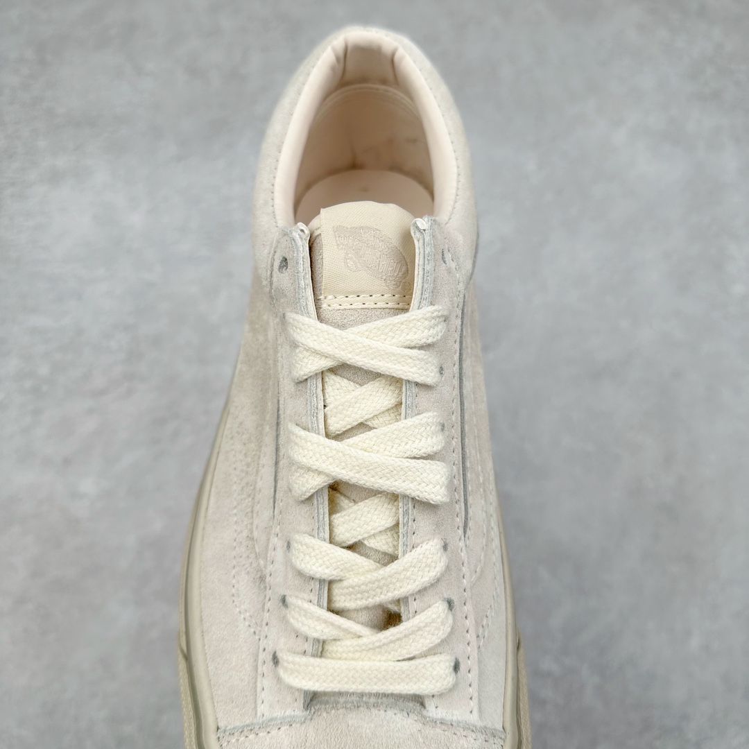 图片[5]-NEIGHBORHOOD® x OTW by Vans OLD联名款 NEIGHBORHOOD® 再度携手 OTW by Vans OLD 发布全新鞋款。OLD SKOOL 36 鞋款为基础，鞋面采用奢华的绒面革面料，鞋头上印有 FILTH 和 FURY 字样，并在在中底侧壁和后鞋跟处分别印有，CRAFT WITH PRIDE TOKYO EST 1994 及 NEIGHBORHOOD CRAFT With PRIDE 字样，整体保持简约高级质感并释出黑色和桦木色调。 尺码：35-44（36.5 38.5 40.5 42.5）-选品中心