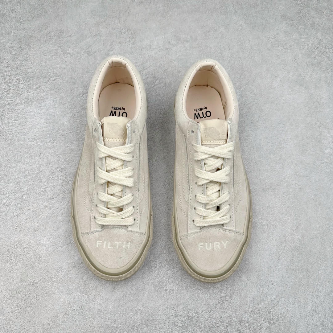 图片[2]-NEIGHBORHOOD® x OTW by Vans OLD联名款 NEIGHBORHOOD® 再度携手 OTW by Vans OLD 发布全新鞋款。OLD SKOOL 36 鞋款为基础，鞋面采用奢华的绒面革面料，鞋头上印有 FILTH 和 FURY 字样，并在在中底侧壁和后鞋跟处分别印有，CRAFT WITH PRIDE TOKYO EST 1994 及 NEIGHBORHOOD CRAFT With PRIDE 字样，整体保持简约高级质感并释出黑色和桦木色调。 尺码：35-44（36.5 38.5 40.5 42.5）-选品中心