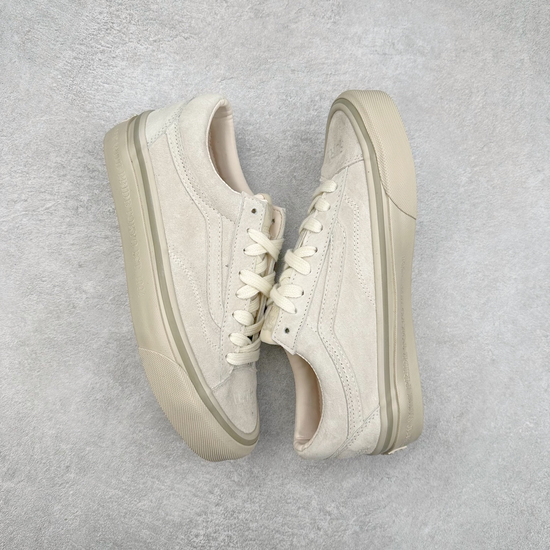 图片[3]-NEIGHBORHOOD® x OTW by Vans OLD联名款 NEIGHBORHOOD® 再度携手 OTW by Vans OLD 发布全新鞋款。OLD SKOOL 36 鞋款为基础，鞋面采用奢华的绒面革面料，鞋头上印有 FILTH 和 FURY 字样，并在在中底侧壁和后鞋跟处分别印有，CRAFT WITH PRIDE TOKYO EST 1994 及 NEIGHBORHOOD CRAFT With PRIDE 字样，整体保持简约高级质感并释出黑色和桦木色调。 尺码：35-44（36.5 38.5 40.5 42.5）-选品中心