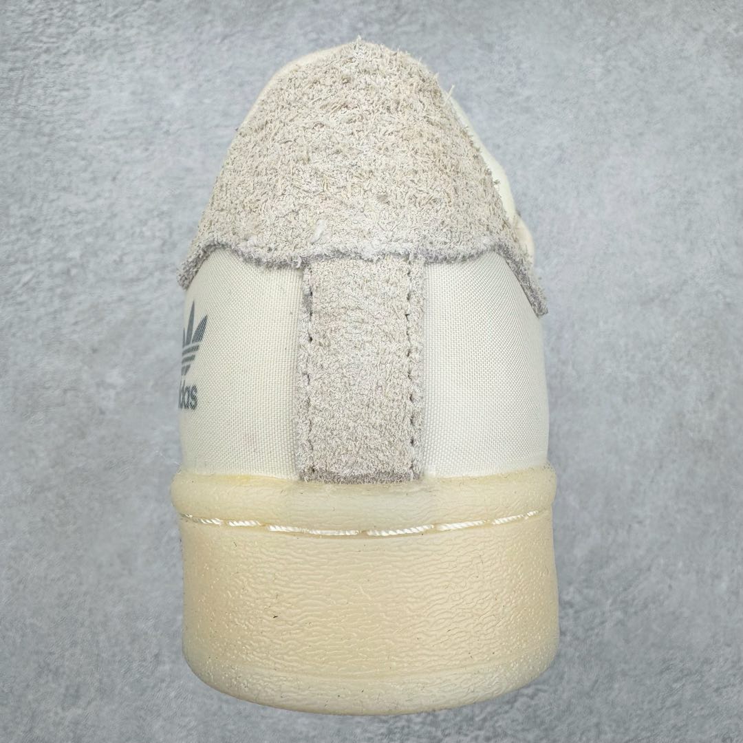 图片[8]-AD Originals Superstar 经典复古贝壳头板鞋 FX8116 诞生于1969年 是第一双将全皮面鞋 身与橡胶鞋头结合在一起的低帮篮球鞋 Superstar最开始 是作为高帮篮球鞋Pro Model的低帮版本而出现的 但因为其独特和醒目的橡胶鞋头造型而让大家熟知 被大家形象地称为\\\”shelltoe\\\”贝壳头 在70年代的美国职业篮球场上 接近3/4的NBA球员都将这双Superstar作为场上用鞋 80年代之后 经过不断的改良和发展 Superstar逐渐成为横跨时装、音乐、街头文化、休闲和运动等各大领域的时尚潮鞋 尺码：36 36.5 37 38 38.5 39 40 40.5 41 42 42.5 43 44 44.5 45-选品中心