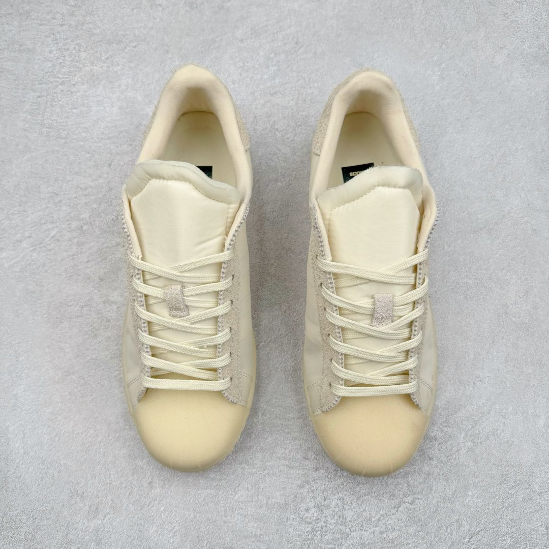 图片[2]-AD Originals Superstar 经典复古贝壳头板鞋 FX8116 诞生于1969年 是第一双将全皮面鞋 身与橡胶鞋头结合在一起的低帮篮球鞋 Superstar最开始 是作为高帮篮球鞋Pro Model的低帮版本而出现的 但因为其独特和醒目的橡胶鞋头造型而让大家熟知 被大家形象地称为\\\”shelltoe\\\”贝壳头 在70年代的美国职业篮球场上 接近3/4的NBA球员都将这双Superstar作为场上用鞋 80年代之后 经过不断的改良和发展 Superstar逐渐成为横跨时装、音乐、街头文化、休闲和运动等各大领域的时尚潮鞋 尺码：36 36.5 37 38 38.5 39 40 40.5 41 42 42.5 43 44 44.5 45-选品中心