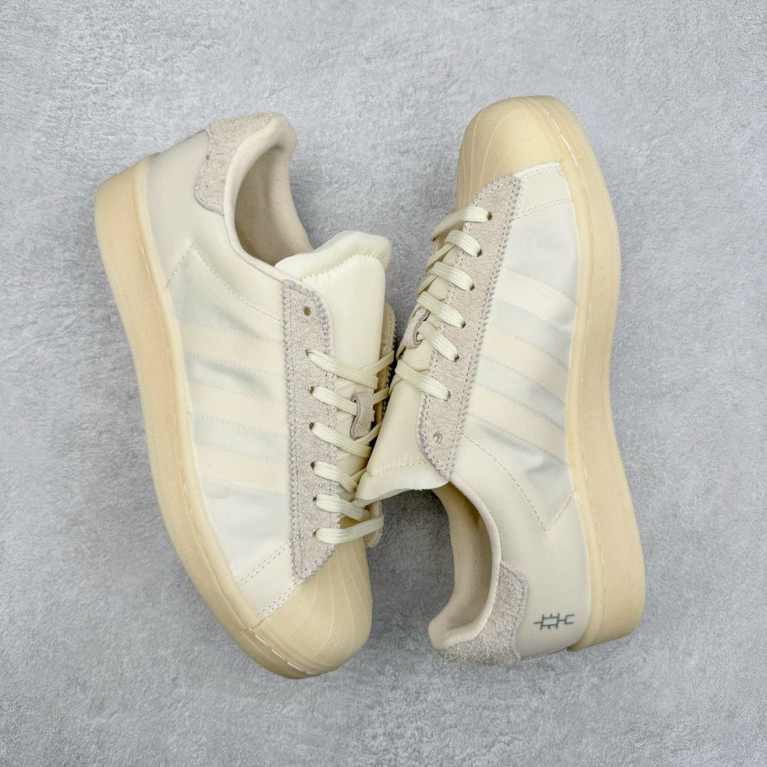 图片[3]-AD Originals Superstar 经典复古贝壳头板鞋 FX8116 诞生于1969年 是第一双将全皮面鞋 身与橡胶鞋头结合在一起的低帮篮球鞋 Superstar最开始 是作为高帮篮球鞋Pro Model的低帮版本而出现的 但因为其独特和醒目的橡胶鞋头造型而让大家熟知 被大家形象地称为\\\”shelltoe\\\”贝壳头 在70年代的美国职业篮球场上 接近3/4的NBA球员都将这双Superstar作为场上用鞋 80年代之后 经过不断的改良和发展 Superstar逐渐成为横跨时装、音乐、街头文化、休闲和运动等各大领域的时尚潮鞋 尺码：36 36.5 37 38 38.5 39 40 40.5 41 42 42.5 43 44 44.5 45-选品中心