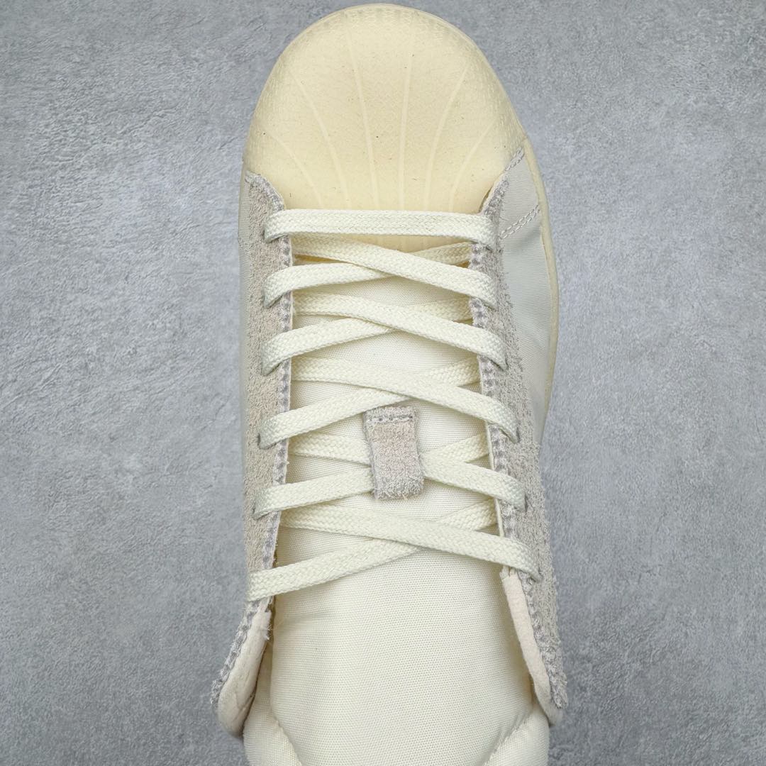 图片[4]-AD Originals Superstar 经典复古贝壳头板鞋 FX8116 诞生于1969年 是第一双将全皮面鞋 身与橡胶鞋头结合在一起的低帮篮球鞋 Superstar最开始 是作为高帮篮球鞋Pro Model的低帮版本而出现的 但因为其独特和醒目的橡胶鞋头造型而让大家熟知 被大家形象地称为\\\”shelltoe\\\”贝壳头 在70年代的美国职业篮球场上 接近3/4的NBA球员都将这双Superstar作为场上用鞋 80年代之后 经过不断的改良和发展 Superstar逐渐成为横跨时装、音乐、街头文化、休闲和运动等各大领域的时尚潮鞋 尺码：36 36.5 37 38 38.5 39 40 40.5 41 42 42.5 43 44 44.5 45-选品中心