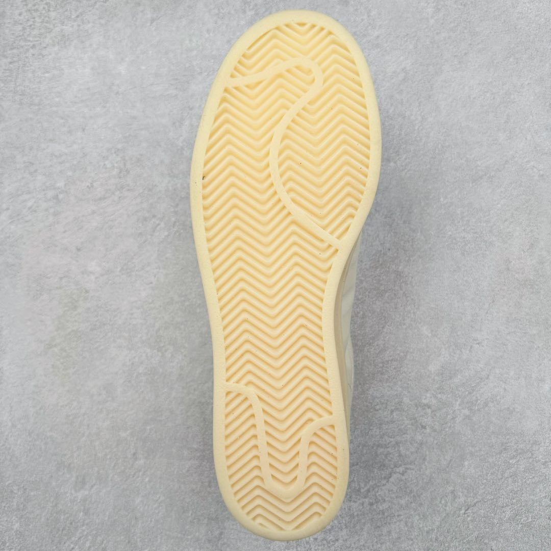 图片[9]-AD Originals Superstar 经典复古贝壳头板鞋 FX8116 诞生于1969年 是第一双将全皮面鞋 身与橡胶鞋头结合在一起的低帮篮球鞋 Superstar最开始 是作为高帮篮球鞋Pro Model的低帮版本而出现的 但因为其独特和醒目的橡胶鞋头造型而让大家熟知 被大家形象地称为\\\”shelltoe\\\”贝壳头 在70年代的美国职业篮球场上 接近3/4的NBA球员都将这双Superstar作为场上用鞋 80年代之后 经过不断的改良和发展 Superstar逐渐成为横跨时装、音乐、街头文化、休闲和运动等各大领域的时尚潮鞋 尺码：36 36.5 37 38 38.5 39 40 40.5 41 42 42.5 43 44 44.5 45-选品中心