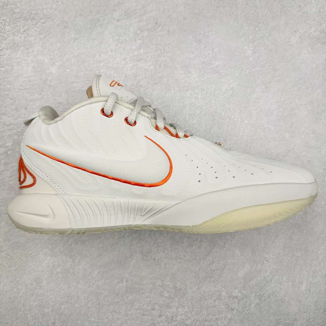 ＃灭世/Max NK LeBron James 詹姆斯21代签名实战篮球鞋 FV2346-001 采用覆层翻滚的皮革鞋面 上面覆盖着柔和的色调 柔和的薰衣草色调沿着椭圆形鞋带和鞋舌结构得到进一步使用 而引人注目的“Melon Tint”对比放大了球状轮廓的斜线、鞋舌标签标志和最中间的蕾丝环 尺码：39 40 40.5 41 42 42.5 43 44 44.5 45 46 47.5-选品中心