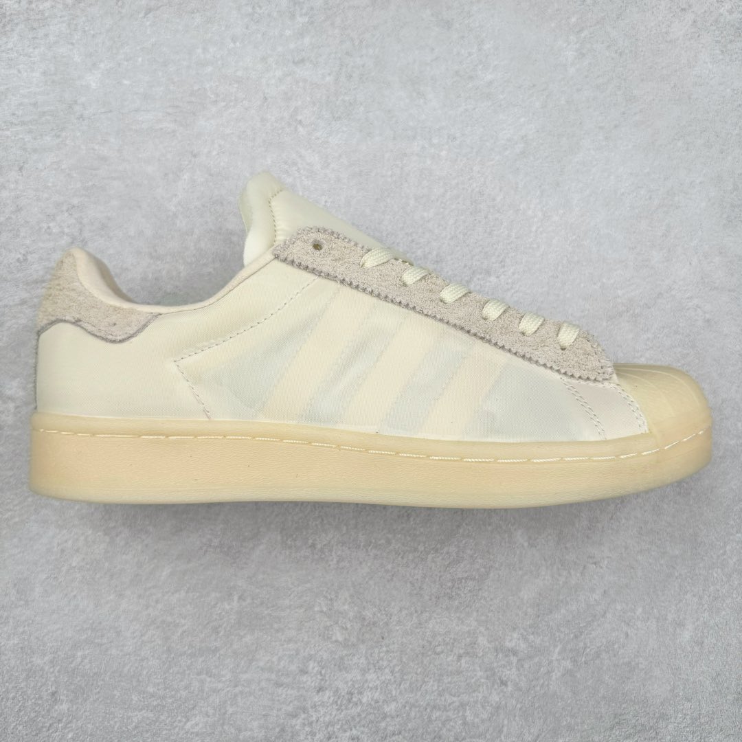 AD Originals Superstar 经典复古贝壳头板鞋 FX8116 诞生于1969年 是第一双将全皮面鞋 身与橡胶鞋头结合在一起的低帮篮球鞋 Superstar最开始 是作为高帮篮球鞋Pro Model的低帮版本而出现的 但因为其独特和醒目的橡胶鞋头造型而让大家熟知 被大家形象地称为\\\”shelltoe\\\”贝壳头 在70年代的美国职业篮球场上 接近3/4的NBA球员都将这双Superstar作为场上用鞋 80年代之后 经过不断的改良和发展 Superstar逐渐成为横跨时装、音乐、街头文化、休闲和运动等各大领域的时尚潮鞋 尺码：36 36.5 37 38 38.5 39 40 40.5 41 42 42.5 43 44 44.5 45-选品中心