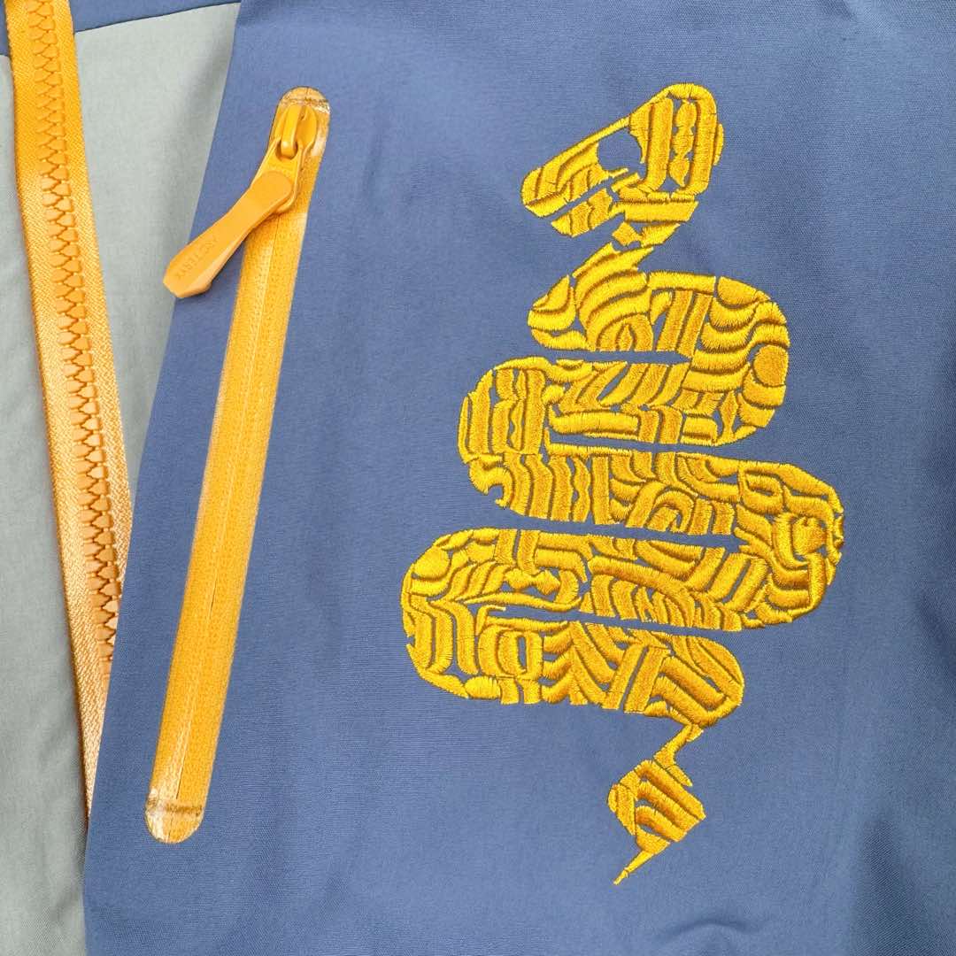 图片[16]-＃TZD Arcteryx Alpha SV 7 GORE-TEX Pro 始祖鸟第七代刺绣Logo图案休闲运动连帽拉链硬壳户外远足防水冲锋衣 蛇年限定 台州顶级批次 现货供应众所周日每年始祖鸟都会以十二生肖为思路出一款联名款的新年限定，今年也不例外此次的蛇年限定胸口logo为金标衣袖上的蛇形图案也很吸睛帽子上还有蛇鳞为点缀整个衣服的颜色为金黄-深蓝-棕整体看上去很亮设计感拉满 颜色搭配也很好! – Alpha SV JACKET 硬壳限定款Alpha SV JACKET 在袖口和内侧口袋饰有蛇形图案， – 限定款的帽子边缘同样点缀着蛇鳞印花设计 蛇“名”所代表的坚韧精神，正如始祖鸟高山精神所倡导的无畏挑战、勇往直前。 NO1. 防水：防水为国际ISO标准90(ISO4)级别达到荷叶水珠滚动效果! NO2. 面料：采用2L双层Gore-tex面料，面料表层做超高强度防水，内层覆膜，所以到达三层防水的效果，使成衣具有防水防污透气的出色效果。 NO3. 工艺：压胶采用的胶水为铁金刚胶条，市面销售的潜水服就是这个牌子的胶水，区别市面普通压胶(洗几次就开胶)咱家只管放心 NO4. 刺绣：进口百灵达刺绣机还原ZP。百灵达刺绣工整立体，饱满度立体感以及每个字母的神韵特点，一笔一划工工整整立体效果强烈 NO5. 辅料：原版正品五金配件，字体清晰立体与正品一致 尺码：S M L XL XXL-选品中心