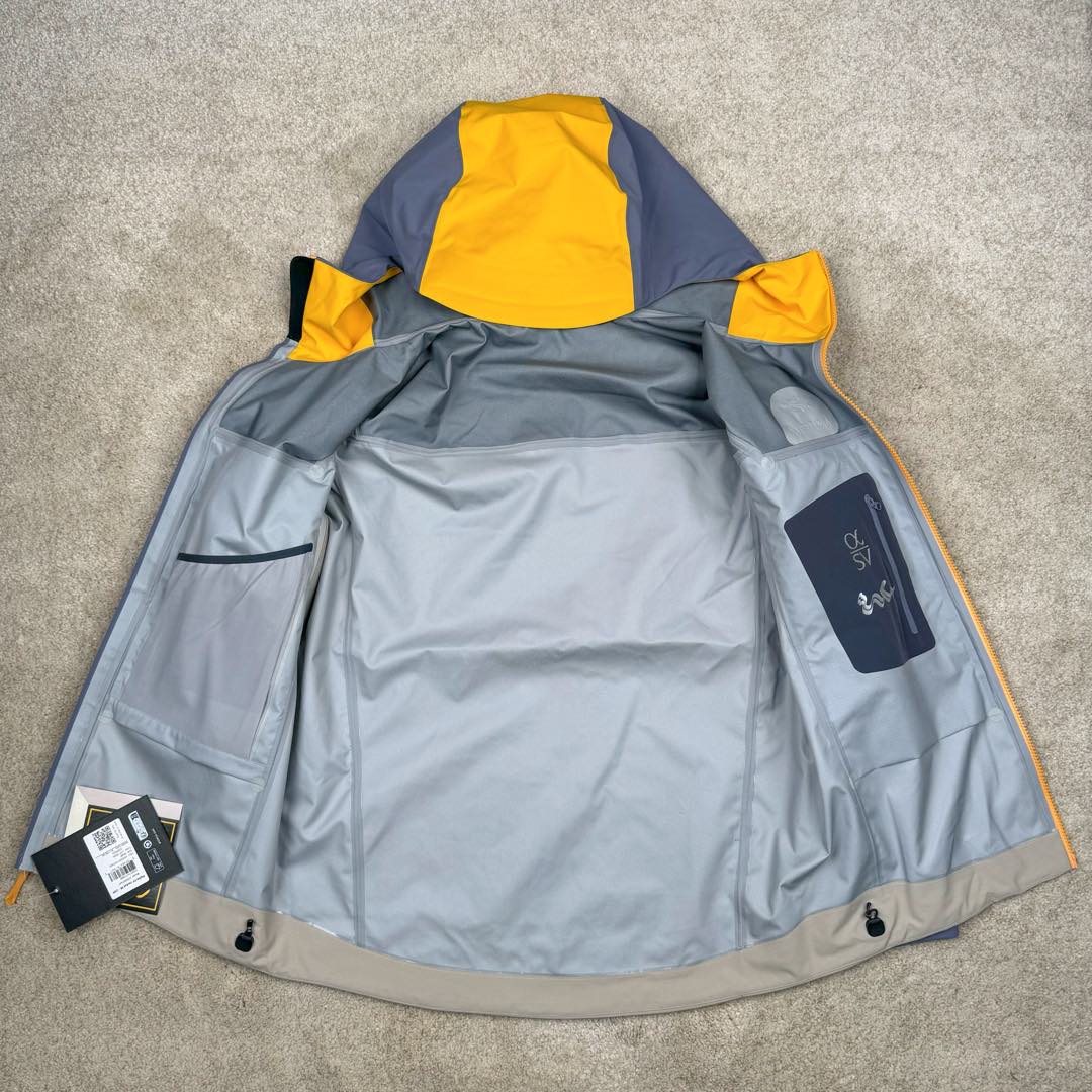 图片[4]-＃TZD Arcteryx Alpha SV 7 GORE-TEX Pro 始祖鸟第七代刺绣Logo图案休闲运动连帽拉链硬壳户外远足防水冲锋衣 蛇年限定 台州顶级批次 现货供应众所周日每年始祖鸟都会以十二生肖为思路出一款联名款的新年限定，今年也不例外此次的蛇年限定胸口logo为金标衣袖上的蛇形图案也很吸睛帽子上还有蛇鳞为点缀整个衣服的颜色为金黄-深蓝-棕整体看上去很亮设计感拉满 颜色搭配也很好! – Alpha SV JACKET 硬壳限定款Alpha SV JACKET 在袖口和内侧口袋饰有蛇形图案， – 限定款的帽子边缘同样点缀着蛇鳞印花设计 蛇“名”所代表的坚韧精神，正如始祖鸟高山精神所倡导的无畏挑战、勇往直前。 NO1. 防水：防水为国际ISO标准90(ISO4)级别达到荷叶水珠滚动效果! NO2. 面料：采用2L双层Gore-tex面料，面料表层做超高强度防水，内层覆膜，所以到达三层防水的效果，使成衣具有防水防污透气的出色效果。 NO3. 工艺：压胶采用的胶水为铁金刚胶条，市面销售的潜水服就是这个牌子的胶水，区别市面普通压胶(洗几次就开胶)咱家只管放心 NO4. 刺绣：进口百灵达刺绣机还原ZP。百灵达刺绣工整立体，饱满度立体感以及每个字母的神韵特点，一笔一划工工整整立体效果强烈 NO5. 辅料：原版正品五金配件，字体清晰立体与正品一致 尺码：S M L XL XXL-选品中心