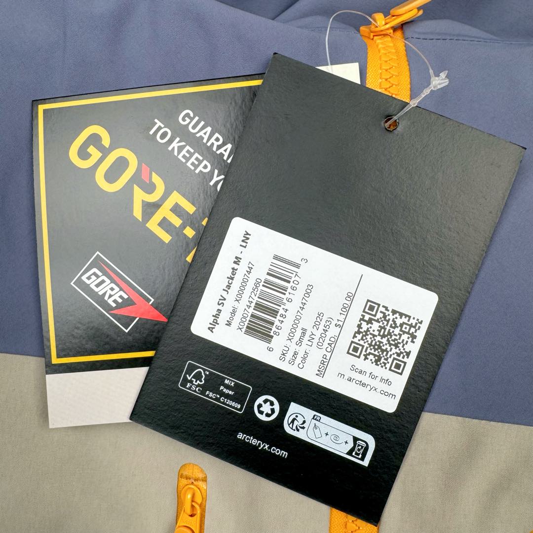 图片[17]-＃TZD Arcteryx Alpha SV 7 GORE-TEX Pro 始祖鸟第七代刺绣Logo图案休闲运动连帽拉链硬壳户外远足防水冲锋衣 蛇年限定 台州顶级批次 现货供应众所周日每年始祖鸟都会以十二生肖为思路出一款联名款的新年限定，今年也不例外此次的蛇年限定胸口logo为金标衣袖上的蛇形图案也很吸睛帽子上还有蛇鳞为点缀整个衣服的颜色为金黄-深蓝-棕整体看上去很亮设计感拉满 颜色搭配也很好! – Alpha SV JACKET 硬壳限定款Alpha SV JACKET 在袖口和内侧口袋饰有蛇形图案， – 限定款的帽子边缘同样点缀着蛇鳞印花设计 蛇“名”所代表的坚韧精神，正如始祖鸟高山精神所倡导的无畏挑战、勇往直前。 NO1. 防水：防水为国际ISO标准90(ISO4)级别达到荷叶水珠滚动效果! NO2. 面料：采用2L双层Gore-tex面料，面料表层做超高强度防水，内层覆膜，所以到达三层防水的效果，使成衣具有防水防污透气的出色效果。 NO3. 工艺：压胶采用的胶水为铁金刚胶条，市面销售的潜水服就是这个牌子的胶水，区别市面普通压胶(洗几次就开胶)咱家只管放心 NO4. 刺绣：进口百灵达刺绣机还原ZP。百灵达刺绣工整立体，饱满度立体感以及每个字母的神韵特点，一笔一划工工整整立体效果强烈 NO5. 辅料：原版正品五金配件，字体清晰立体与正品一致 尺码：S M L XL XXL-选品中心