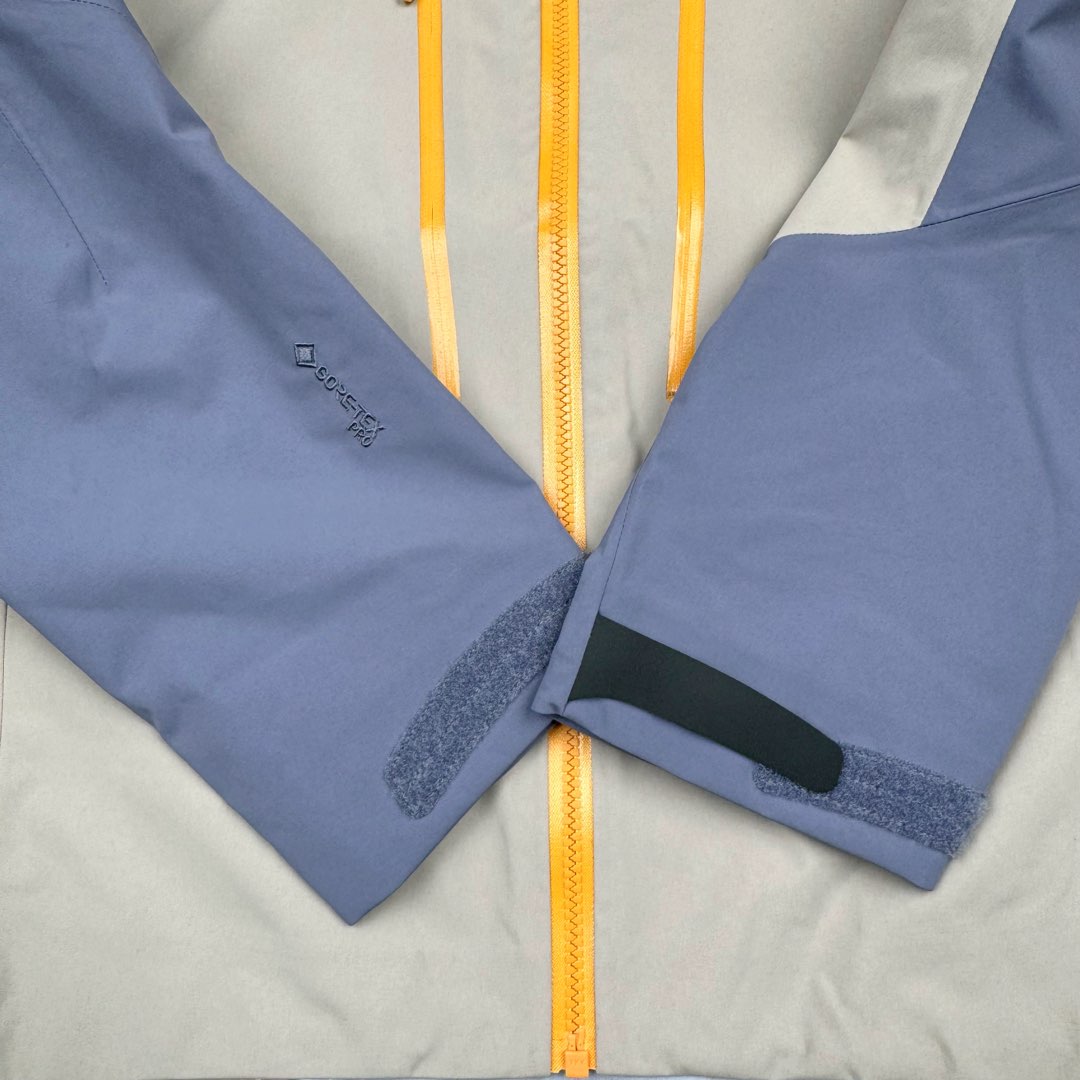 图片[10]-＃TZD Arcteryx Alpha SV 7 GORE-TEX Pro 始祖鸟第七代刺绣Logo图案休闲运动连帽拉链硬壳户外远足防水冲锋衣 蛇年限定 台州顶级批次 现货供应众所周日每年始祖鸟都会以十二生肖为思路出一款联名款的新年限定，今年也不例外此次的蛇年限定胸口logo为金标衣袖上的蛇形图案也很吸睛帽子上还有蛇鳞为点缀整个衣服的颜色为金黄-深蓝-棕整体看上去很亮设计感拉满 颜色搭配也很好! – Alpha SV JACKET 硬壳限定款Alpha SV JACKET 在袖口和内侧口袋饰有蛇形图案， – 限定款的帽子边缘同样点缀着蛇鳞印花设计 蛇“名”所代表的坚韧精神，正如始祖鸟高山精神所倡导的无畏挑战、勇往直前。 NO1. 防水：防水为国际ISO标准90(ISO4)级别达到荷叶水珠滚动效果! NO2. 面料：采用2L双层Gore-tex面料，面料表层做超高强度防水，内层覆膜，所以到达三层防水的效果，使成衣具有防水防污透气的出色效果。 NO3. 工艺：压胶采用的胶水为铁金刚胶条，市面销售的潜水服就是这个牌子的胶水，区别市面普通压胶(洗几次就开胶)咱家只管放心 NO4. 刺绣：进口百灵达刺绣机还原ZP。百灵达刺绣工整立体，饱满度立体感以及每个字母的神韵特点，一笔一划工工整整立体效果强烈 NO5. 辅料：原版正品五金配件，字体清晰立体与正品一致 尺码：S M L XL XXL-选品中心