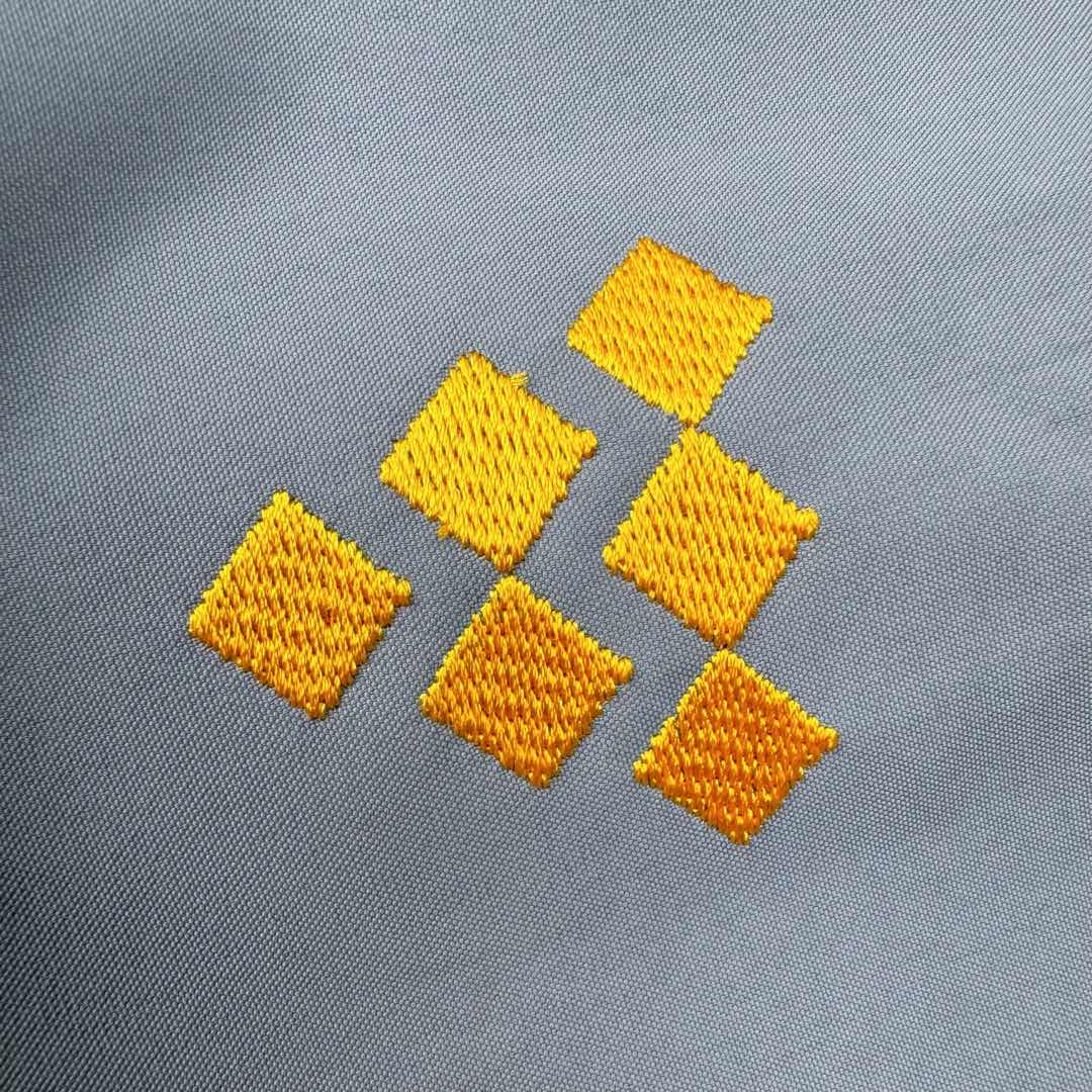 图片[12]-＃TZD Arcteryx Alpha SV 7 GORE-TEX Pro 始祖鸟第七代刺绣Logo图案休闲运动连帽拉链硬壳户外远足防水冲锋衣 蛇年限定 台州顶级批次 现货供应众所周日每年始祖鸟都会以十二生肖为思路出一款联名款的新年限定，今年也不例外此次的蛇年限定胸口logo为金标衣袖上的蛇形图案也很吸睛帽子上还有蛇鳞为点缀整个衣服的颜色为金黄-深蓝-棕整体看上去很亮设计感拉满 颜色搭配也很好! – Alpha SV JACKET 硬壳限定款Alpha SV JACKET 在袖口和内侧口袋饰有蛇形图案， – 限定款的帽子边缘同样点缀着蛇鳞印花设计 蛇“名”所代表的坚韧精神，正如始祖鸟高山精神所倡导的无畏挑战、勇往直前。 NO1. 防水：防水为国际ISO标准90(ISO4)级别达到荷叶水珠滚动效果! NO2. 面料：采用2L双层Gore-tex面料，面料表层做超高强度防水，内层覆膜，所以到达三层防水的效果，使成衣具有防水防污透气的出色效果。 NO3. 工艺：压胶采用的胶水为铁金刚胶条，市面销售的潜水服就是这个牌子的胶水，区别市面普通压胶(洗几次就开胶)咱家只管放心 NO4. 刺绣：进口百灵达刺绣机还原ZP。百灵达刺绣工整立体，饱满度立体感以及每个字母的神韵特点，一笔一划工工整整立体效果强烈 NO5. 辅料：原版正品五金配件，字体清晰立体与正品一致 尺码：S M L XL XXL-选品中心