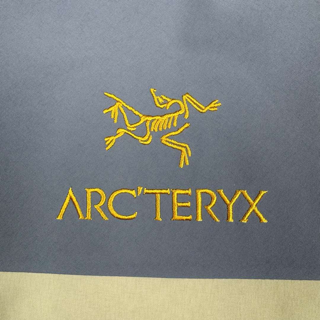 图片[18]-＃TZD Arcteryx Alpha SV 7 GORE-TEX Pro 始祖鸟第七代刺绣Logo图案休闲运动连帽拉链硬壳户外远足防水冲锋衣 蛇年限定 台州顶级批次 现货供应众所周日每年始祖鸟都会以十二生肖为思路出一款联名款的新年限定，今年也不例外此次的蛇年限定胸口logo为金标衣袖上的蛇形图案也很吸睛帽子上还有蛇鳞为点缀整个衣服的颜色为金黄-深蓝-棕整体看上去很亮设计感拉满 颜色搭配也很好! – Alpha SV JACKET 硬壳限定款Alpha SV JACKET 在袖口和内侧口袋饰有蛇形图案， – 限定款的帽子边缘同样点缀着蛇鳞印花设计 蛇“名”所代表的坚韧精神，正如始祖鸟高山精神所倡导的无畏挑战、勇往直前。 NO1. 防水：防水为国际ISO标准90(ISO4)级别达到荷叶水珠滚动效果! NO2. 面料：采用2L双层Gore-tex面料，面料表层做超高强度防水，内层覆膜，所以到达三层防水的效果，使成衣具有防水防污透气的出色效果。 NO3. 工艺：压胶采用的胶水为铁金刚胶条，市面销售的潜水服就是这个牌子的胶水，区别市面普通压胶(洗几次就开胶)咱家只管放心 NO4. 刺绣：进口百灵达刺绣机还原ZP。百灵达刺绣工整立体，饱满度立体感以及每个字母的神韵特点，一笔一划工工整整立体效果强烈 NO5. 辅料：原版正品五金配件，字体清晰立体与正品一致 尺码：S M L XL XXL-选品中心
