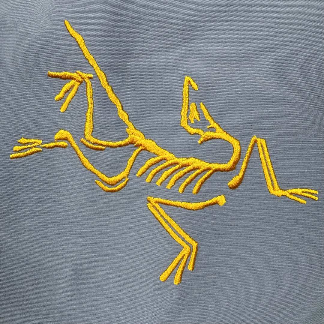 图片[11]-＃TZD Arcteryx Alpha SV 7 GORE-TEX Pro 始祖鸟第七代刺绣Logo图案休闲运动连帽拉链硬壳户外远足防水冲锋衣 蛇年限定 台州顶级批次 现货供应众所周日每年始祖鸟都会以十二生肖为思路出一款联名款的新年限定，今年也不例外此次的蛇年限定胸口logo为金标衣袖上的蛇形图案也很吸睛帽子上还有蛇鳞为点缀整个衣服的颜色为金黄-深蓝-棕整体看上去很亮设计感拉满 颜色搭配也很好! – Alpha SV JACKET 硬壳限定款Alpha SV JACKET 在袖口和内侧口袋饰有蛇形图案， – 限定款的帽子边缘同样点缀着蛇鳞印花设计 蛇“名”所代表的坚韧精神，正如始祖鸟高山精神所倡导的无畏挑战、勇往直前。 NO1. 防水：防水为国际ISO标准90(ISO4)级别达到荷叶水珠滚动效果! NO2. 面料：采用2L双层Gore-tex面料，面料表层做超高强度防水，内层覆膜，所以到达三层防水的效果，使成衣具有防水防污透气的出色效果。 NO3. 工艺：压胶采用的胶水为铁金刚胶条，市面销售的潜水服就是这个牌子的胶水，区别市面普通压胶(洗几次就开胶)咱家只管放心 NO4. 刺绣：进口百灵达刺绣机还原ZP。百灵达刺绣工整立体，饱满度立体感以及每个字母的神韵特点，一笔一划工工整整立体效果强烈 NO5. 辅料：原版正品五金配件，字体清晰立体与正品一致 尺码：S M L XL XXL-选品中心