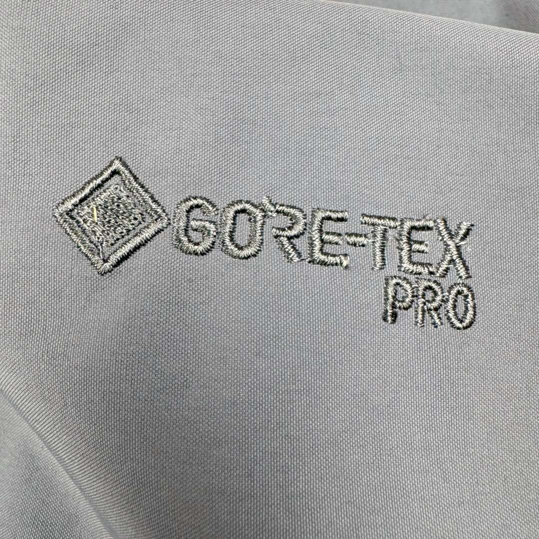 图片[15]-＃TZD Arcteryx Alpha SV 7 GORE-TEX Pro 始祖鸟第七代刺绣Logo图案休闲运动连帽拉链硬壳户外远足防水冲锋衣 蛇年限定 台州顶级批次 现货供应众所周日每年始祖鸟都会以十二生肖为思路出一款联名款的新年限定，今年也不例外此次的蛇年限定胸口logo为金标衣袖上的蛇形图案也很吸睛帽子上还有蛇鳞为点缀整个衣服的颜色为金黄-深蓝-棕整体看上去很亮设计感拉满 颜色搭配也很好! – Alpha SV JACKET 硬壳限定款Alpha SV JACKET 在袖口和内侧口袋饰有蛇形图案， – 限定款的帽子边缘同样点缀着蛇鳞印花设计 蛇“名”所代表的坚韧精神，正如始祖鸟高山精神所倡导的无畏挑战、勇往直前。 NO1. 防水：防水为国际ISO标准90(ISO4)级别达到荷叶水珠滚动效果! NO2. 面料：采用2L双层Gore-tex面料，面料表层做超高强度防水，内层覆膜，所以到达三层防水的效果，使成衣具有防水防污透气的出色效果。 NO3. 工艺：压胶采用的胶水为铁金刚胶条，市面销售的潜水服就是这个牌子的胶水，区别市面普通压胶(洗几次就开胶)咱家只管放心 NO4. 刺绣：进口百灵达刺绣机还原ZP。百灵达刺绣工整立体，饱满度立体感以及每个字母的神韵特点，一笔一划工工整整立体效果强烈 NO5. 辅料：原版正品五金配件，字体清晰立体与正品一致 尺码：S M L XL XXL-选品中心