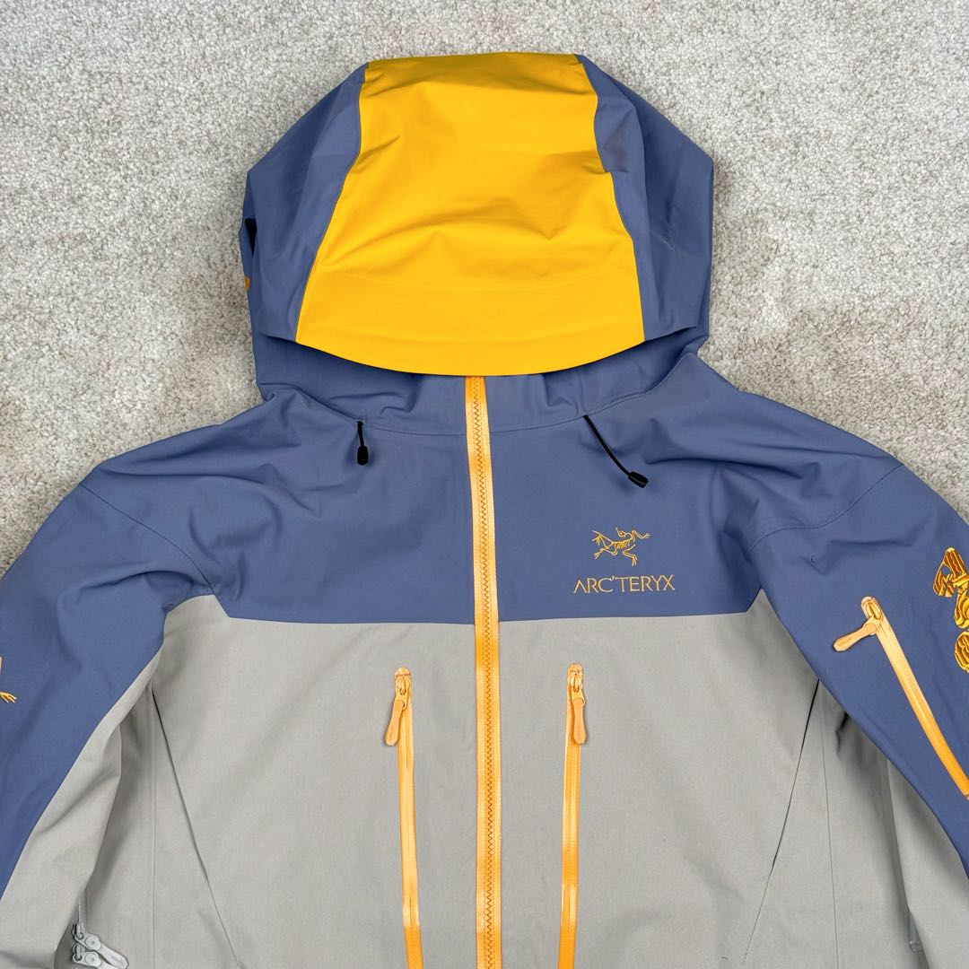 图片[5]-＃TZD Arcteryx Alpha SV 7 GORE-TEX Pro 始祖鸟第七代刺绣Logo图案休闲运动连帽拉链硬壳户外远足防水冲锋衣 蛇年限定 台州顶级批次 现货供应众所周日每年始祖鸟都会以十二生肖为思路出一款联名款的新年限定，今年也不例外此次的蛇年限定胸口logo为金标衣袖上的蛇形图案也很吸睛帽子上还有蛇鳞为点缀整个衣服的颜色为金黄-深蓝-棕整体看上去很亮设计感拉满 颜色搭配也很好! – Alpha SV JACKET 硬壳限定款Alpha SV JACKET 在袖口和内侧口袋饰有蛇形图案， – 限定款的帽子边缘同样点缀着蛇鳞印花设计 蛇“名”所代表的坚韧精神，正如始祖鸟高山精神所倡导的无畏挑战、勇往直前。 NO1. 防水：防水为国际ISO标准90(ISO4)级别达到荷叶水珠滚动效果! NO2. 面料：采用2L双层Gore-tex面料，面料表层做超高强度防水，内层覆膜，所以到达三层防水的效果，使成衣具有防水防污透气的出色效果。 NO3. 工艺：压胶采用的胶水为铁金刚胶条，市面销售的潜水服就是这个牌子的胶水，区别市面普通压胶(洗几次就开胶)咱家只管放心 NO4. 刺绣：进口百灵达刺绣机还原ZP。百灵达刺绣工整立体，饱满度立体感以及每个字母的神韵特点，一笔一划工工整整立体效果强烈 NO5. 辅料：原版正品五金配件，字体清晰立体与正品一致 尺码：S M L XL XXL-选品中心