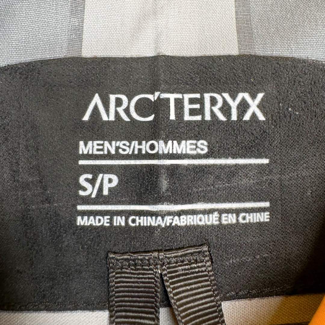 图片[14]-＃TZD Arcteryx Alpha SV 7 GORE-TEX Pro 始祖鸟第七代刺绣Logo图案休闲运动连帽拉链硬壳户外远足防水冲锋衣 蛇年限定 台州顶级批次 现货供应众所周日每年始祖鸟都会以十二生肖为思路出一款联名款的新年限定，今年也不例外此次的蛇年限定胸口logo为金标衣袖上的蛇形图案也很吸睛帽子上还有蛇鳞为点缀整个衣服的颜色为金黄-深蓝-棕整体看上去很亮设计感拉满 颜色搭配也很好! – Alpha SV JACKET 硬壳限定款Alpha SV JACKET 在袖口和内侧口袋饰有蛇形图案， – 限定款的帽子边缘同样点缀着蛇鳞印花设计 蛇“名”所代表的坚韧精神，正如始祖鸟高山精神所倡导的无畏挑战、勇往直前。 NO1. 防水：防水为国际ISO标准90(ISO4)级别达到荷叶水珠滚动效果! NO2. 面料：采用2L双层Gore-tex面料，面料表层做超高强度防水，内层覆膜，所以到达三层防水的效果，使成衣具有防水防污透气的出色效果。 NO3. 工艺：压胶采用的胶水为铁金刚胶条，市面销售的潜水服就是这个牌子的胶水，区别市面普通压胶(洗几次就开胶)咱家只管放心 NO4. 刺绣：进口百灵达刺绣机还原ZP。百灵达刺绣工整立体，饱满度立体感以及每个字母的神韵特点，一笔一划工工整整立体效果强烈 NO5. 辅料：原版正品五金配件，字体清晰立体与正品一致 尺码：S M L XL XXL-选品中心