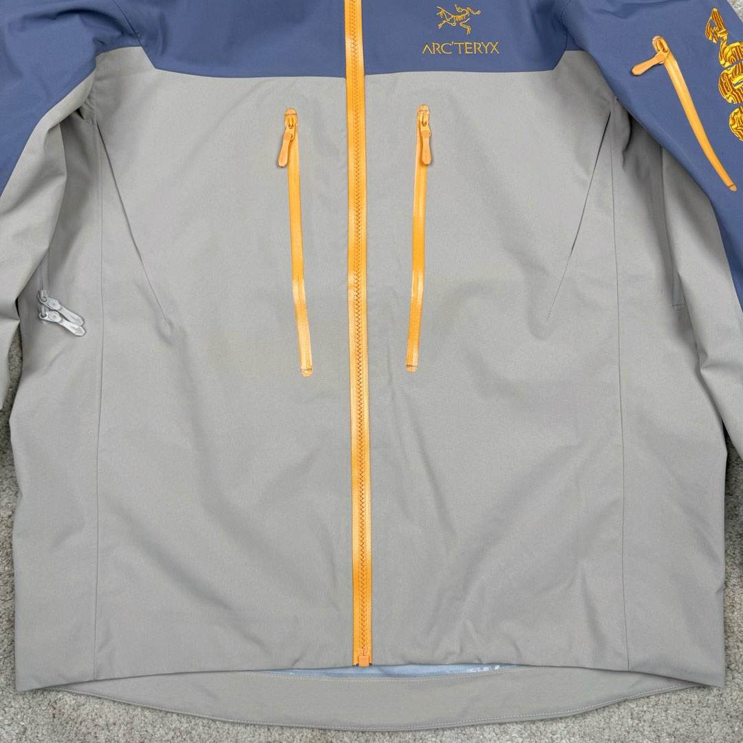 图片[8]-＃TZD Arcteryx Alpha SV 7 GORE-TEX Pro 始祖鸟第七代刺绣Logo图案休闲运动连帽拉链硬壳户外远足防水冲锋衣 蛇年限定 台州顶级批次 现货供应众所周日每年始祖鸟都会以十二生肖为思路出一款联名款的新年限定，今年也不例外此次的蛇年限定胸口logo为金标衣袖上的蛇形图案也很吸睛帽子上还有蛇鳞为点缀整个衣服的颜色为金黄-深蓝-棕整体看上去很亮设计感拉满 颜色搭配也很好! – Alpha SV JACKET 硬壳限定款Alpha SV JACKET 在袖口和内侧口袋饰有蛇形图案， – 限定款的帽子边缘同样点缀着蛇鳞印花设计 蛇“名”所代表的坚韧精神，正如始祖鸟高山精神所倡导的无畏挑战、勇往直前。 NO1. 防水：防水为国际ISO标准90(ISO4)级别达到荷叶水珠滚动效果! NO2. 面料：采用2L双层Gore-tex面料，面料表层做超高强度防水，内层覆膜，所以到达三层防水的效果，使成衣具有防水防污透气的出色效果。 NO3. 工艺：压胶采用的胶水为铁金刚胶条，市面销售的潜水服就是这个牌子的胶水，区别市面普通压胶(洗几次就开胶)咱家只管放心 NO4. 刺绣：进口百灵达刺绣机还原ZP。百灵达刺绣工整立体，饱满度立体感以及每个字母的神韵特点，一笔一划工工整整立体效果强烈 NO5. 辅料：原版正品五金配件，字体清晰立体与正品一致 尺码：S M L XL XXL-选品中心