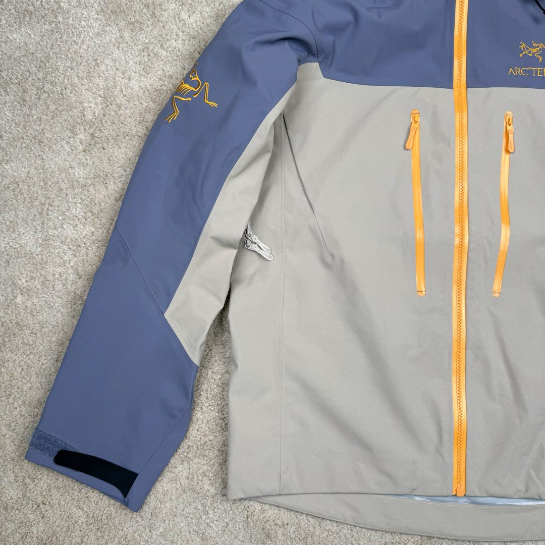 图片[6]-＃TZD Arcteryx Alpha SV 7 GORE-TEX Pro 始祖鸟第七代刺绣Logo图案休闲运动连帽拉链硬壳户外远足防水冲锋衣 蛇年限定 台州顶级批次 现货供应众所周日每年始祖鸟都会以十二生肖为思路出一款联名款的新年限定，今年也不例外此次的蛇年限定胸口logo为金标衣袖上的蛇形图案也很吸睛帽子上还有蛇鳞为点缀整个衣服的颜色为金黄-深蓝-棕整体看上去很亮设计感拉满 颜色搭配也很好! – Alpha SV JACKET 硬壳限定款Alpha SV JACKET 在袖口和内侧口袋饰有蛇形图案， – 限定款的帽子边缘同样点缀着蛇鳞印花设计 蛇“名”所代表的坚韧精神，正如始祖鸟高山精神所倡导的无畏挑战、勇往直前。 NO1. 防水：防水为国际ISO标准90(ISO4)级别达到荷叶水珠滚动效果! NO2. 面料：采用2L双层Gore-tex面料，面料表层做超高强度防水，内层覆膜，所以到达三层防水的效果，使成衣具有防水防污透气的出色效果。 NO3. 工艺：压胶采用的胶水为铁金刚胶条，市面销售的潜水服就是这个牌子的胶水，区别市面普通压胶(洗几次就开胶)咱家只管放心 NO4. 刺绣：进口百灵达刺绣机还原ZP。百灵达刺绣工整立体，饱满度立体感以及每个字母的神韵特点，一笔一划工工整整立体效果强烈 NO5. 辅料：原版正品五金配件，字体清晰立体与正品一致 尺码：S M L XL XXL-选品中心