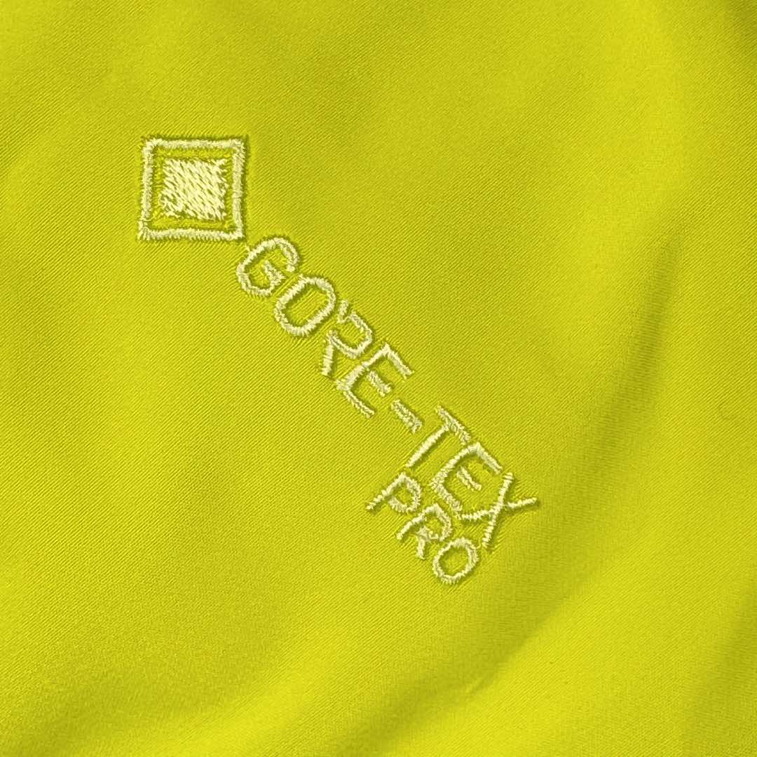 图片[12]-＃TZD Arcteryx Alpha SV 7 GORE-TEX Pro 始祖鸟第七代刺绣Logo图案休闲运动连帽拉链硬壳户外远足防水冲锋衣 龙年限定 台州顶级批次 现货供应 针对严酷的户外环境而设计 旨在为运动爱好者提供终极的保护 定制Bluesign认证的采用带经编背衬N40 P 3 LGORE-TEX面料 轻薄而耐磨，防风、防水且透气 三层复合 在高摩擦和易损坏的部位进行了加固处理 依照鸟核心科技E3D修身剪裁 整衣3D立体仿生学设计衣长臂弯 符合人体工程学剪裁原理 运动自如 采用YKK防水拉链 需要专业机器激光切割的弧形再用防水拉链热压合缝 定制拉链绳无色差竖纹打枣 刺绣采用进口TAJIMA机台加工 进口百灵达刺绣机器立体饱满 内膜高温压胶工艺 工人一小时才能压一件 做工精细全套辅料开模定制 水洗标吊卡齐全压胶工艺 带弹性帽沿锋帽 头盔兼容式风雪帽 兼容头盔视线自由单手可调节树脂拉链，加长孤形下摆 弹力设计 克防止寒气入侵等极端天气 锁住头部温度 轻便防水舒适柔软 这是鸟的匠心之作徒步系列从面料到做工细节都无可挑剔 尺码：S M L XL XXL-选品中心