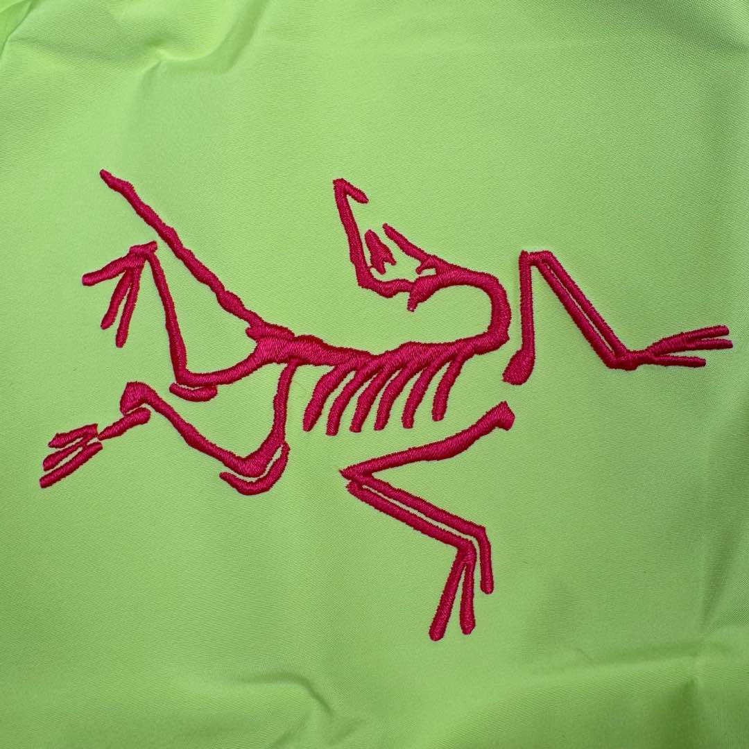 图片[15]-＃TZD Arcteryx Alpha SV 7 GORE-TEX Pro 始祖鸟第七代刺绣Logo图案休闲运动连帽拉链硬壳户外远足防水冲锋衣 龙年限定 台州顶级批次 现货供应 针对严酷的户外环境而设计 旨在为运动爱好者提供终极的保护 定制Bluesign认证的采用带经编背衬N40 P 3 LGORE-TEX面料 轻薄而耐磨，防风、防水且透气 三层复合 在高摩擦和易损坏的部位进行了加固处理 依照鸟核心科技E3D修身剪裁 整衣3D立体仿生学设计衣长臂弯 符合人体工程学剪裁原理 运动自如 采用YKK防水拉链 需要专业机器激光切割的弧形再用防水拉链热压合缝 定制拉链绳无色差竖纹打枣 刺绣采用进口TAJIMA机台加工 进口百灵达刺绣机器立体饱满 内膜高温压胶工艺 工人一小时才能压一件 做工精细全套辅料开模定制 水洗标吊卡齐全压胶工艺 带弹性帽沿锋帽 头盔兼容式风雪帽 兼容头盔视线自由单手可调节树脂拉链，加长孤形下摆 弹力设计 克防止寒气入侵等极端天气 锁住头部温度 轻便防水舒适柔软 这是鸟的匠心之作徒步系列从面料到做工细节都无可挑剔 尺码：S M L XL XXL-选品中心