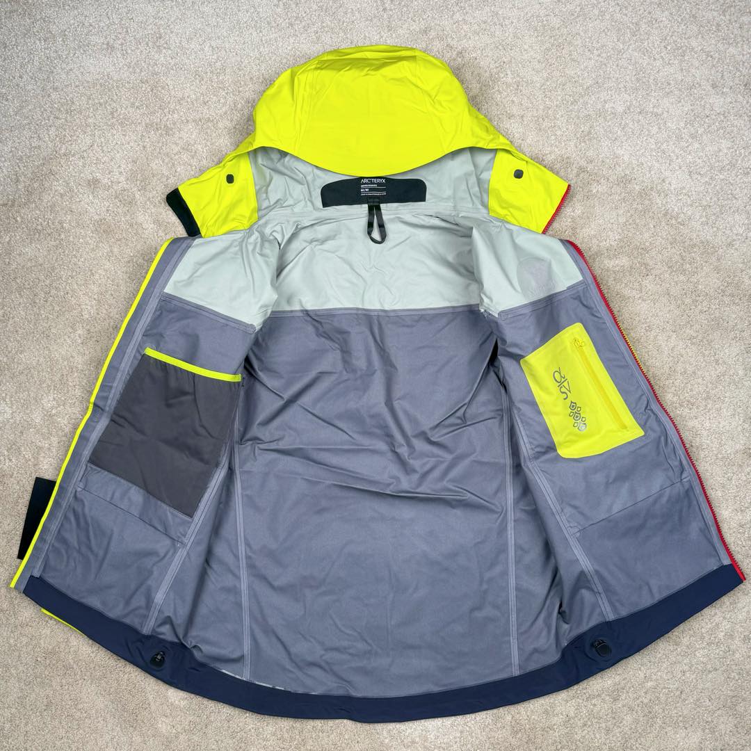 图片[4]-＃TZD Arcteryx Alpha SV 7 GORE-TEX Pro 始祖鸟第七代刺绣Logo图案休闲运动连帽拉链硬壳户外远足防水冲锋衣 龙年限定 台州顶级批次 现货供应 针对严酷的户外环境而设计 旨在为运动爱好者提供终极的保护 定制Bluesign认证的采用带经编背衬N40 P 3 LGORE-TEX面料 轻薄而耐磨，防风、防水且透气 三层复合 在高摩擦和易损坏的部位进行了加固处理 依照鸟核心科技E3D修身剪裁 整衣3D立体仿生学设计衣长臂弯 符合人体工程学剪裁原理 运动自如 采用YKK防水拉链 需要专业机器激光切割的弧形再用防水拉链热压合缝 定制拉链绳无色差竖纹打枣 刺绣采用进口TAJIMA机台加工 进口百灵达刺绣机器立体饱满 内膜高温压胶工艺 工人一小时才能压一件 做工精细全套辅料开模定制 水洗标吊卡齐全压胶工艺 带弹性帽沿锋帽 头盔兼容式风雪帽 兼容头盔视线自由单手可调节树脂拉链，加长孤形下摆 弹力设计 克防止寒气入侵等极端天气 锁住头部温度 轻便防水舒适柔软 这是鸟的匠心之作徒步系列从面料到做工细节都无可挑剔 尺码：S M L XL XXL-选品中心