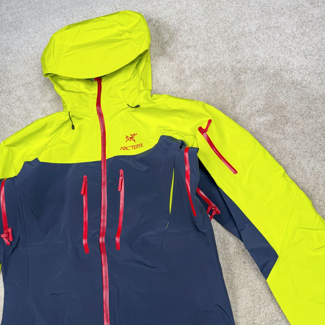 图片[9]-＃TZD Arcteryx Alpha SV 7 GORE-TEX Pro 始祖鸟第七代刺绣Logo图案休闲运动连帽拉链硬壳户外远足防水冲锋衣 龙年限定 台州顶级批次 现货供应 针对严酷的户外环境而设计 旨在为运动爱好者提供终极的保护 定制Bluesign认证的采用带经编背衬N40 P 3 LGORE-TEX面料 轻薄而耐磨，防风、防水且透气 三层复合 在高摩擦和易损坏的部位进行了加固处理 依照鸟核心科技E3D修身剪裁 整衣3D立体仿生学设计衣长臂弯 符合人体工程学剪裁原理 运动自如 采用YKK防水拉链 需要专业机器激光切割的弧形再用防水拉链热压合缝 定制拉链绳无色差竖纹打枣 刺绣采用进口TAJIMA机台加工 进口百灵达刺绣机器立体饱满 内膜高温压胶工艺 工人一小时才能压一件 做工精细全套辅料开模定制 水洗标吊卡齐全压胶工艺 带弹性帽沿锋帽 头盔兼容式风雪帽 兼容头盔视线自由单手可调节树脂拉链，加长孤形下摆 弹力设计 克防止寒气入侵等极端天气 锁住头部温度 轻便防水舒适柔软 这是鸟的匠心之作徒步系列从面料到做工细节都无可挑剔 尺码：S M L XL XXL-选品中心